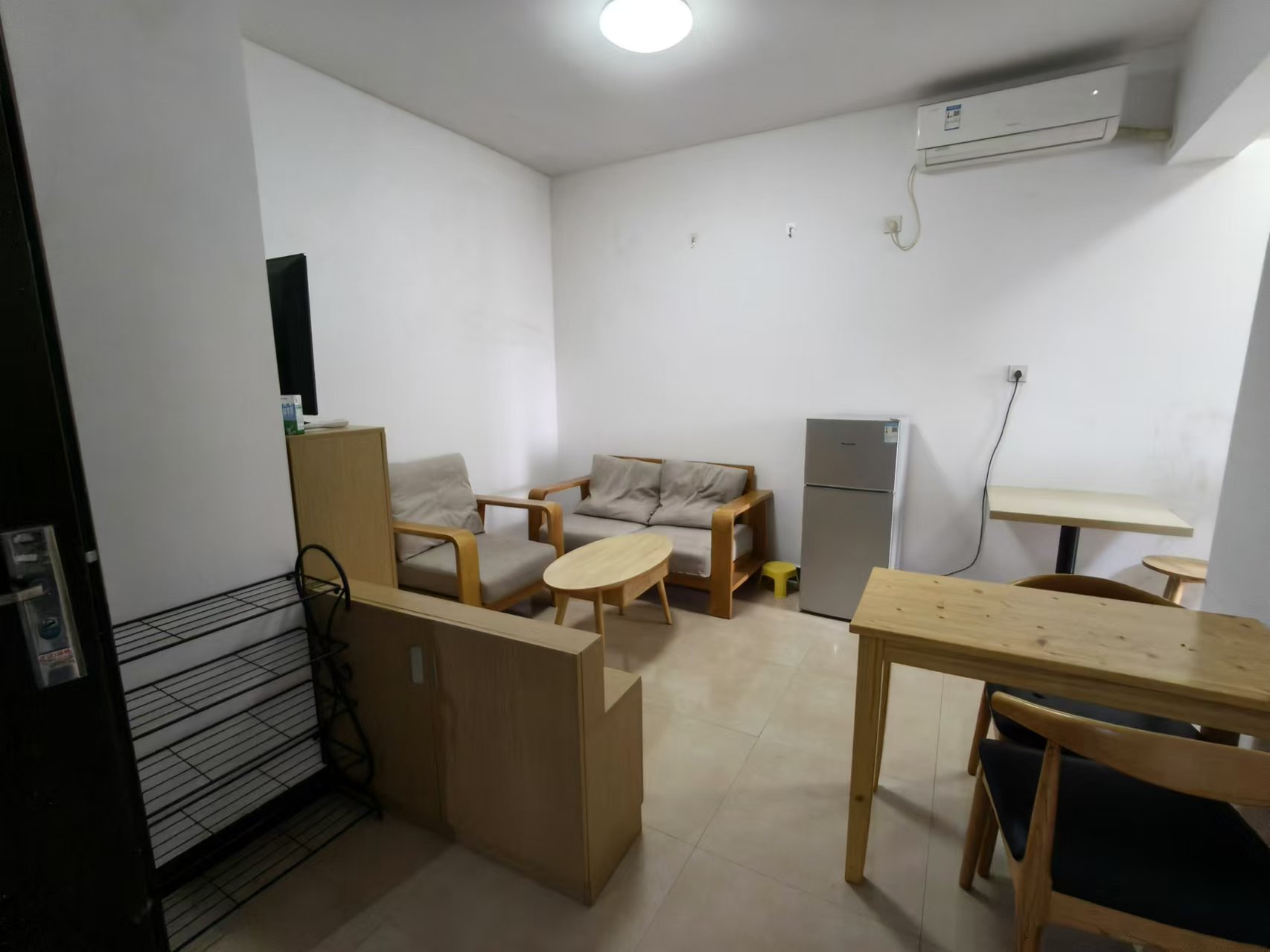 珠江愉景新城  1室1厅1卫   1200.00元/月室内图