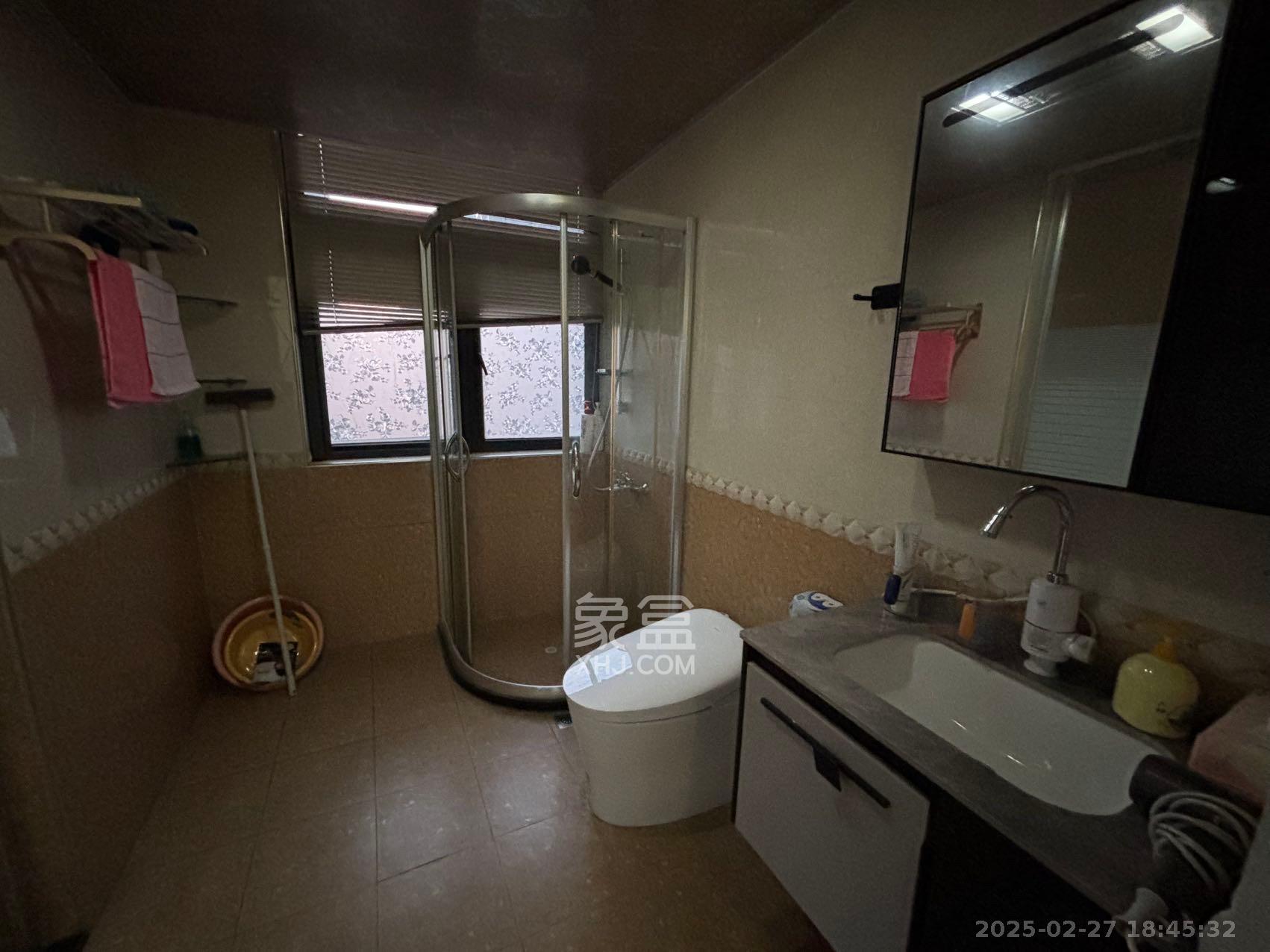 藏珑湖上国际花园 4室2厅2卫 5500.0元/月 藏珑湖上国际花园 4室2厅2卫 5500.0元/月室内图