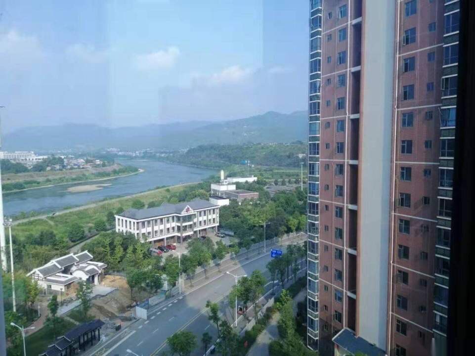 东方明珠  3室2厅2卫   72.80万客厅