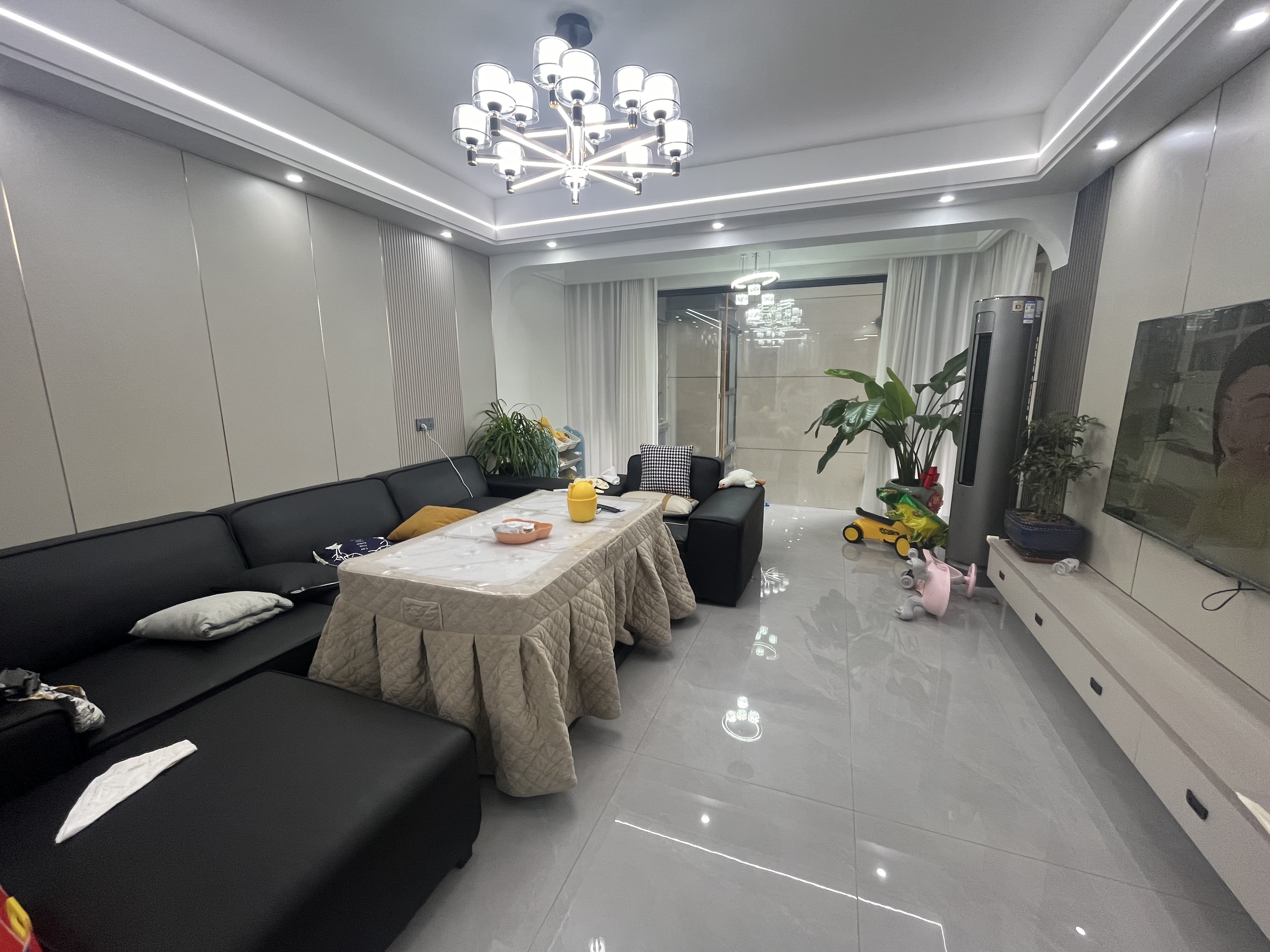 中建凤栖台  4室2厅2卫   85.80万客厅