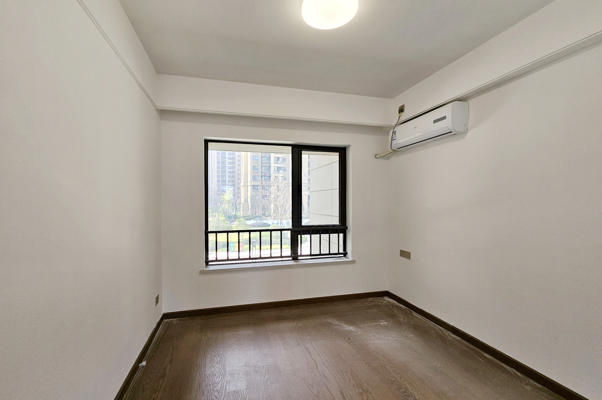 阳光城尚东湾青柠园 4室2厅2卫 135.0万 阳光城尚东湾青柠园 4室2厅2卫 135.0万卧室