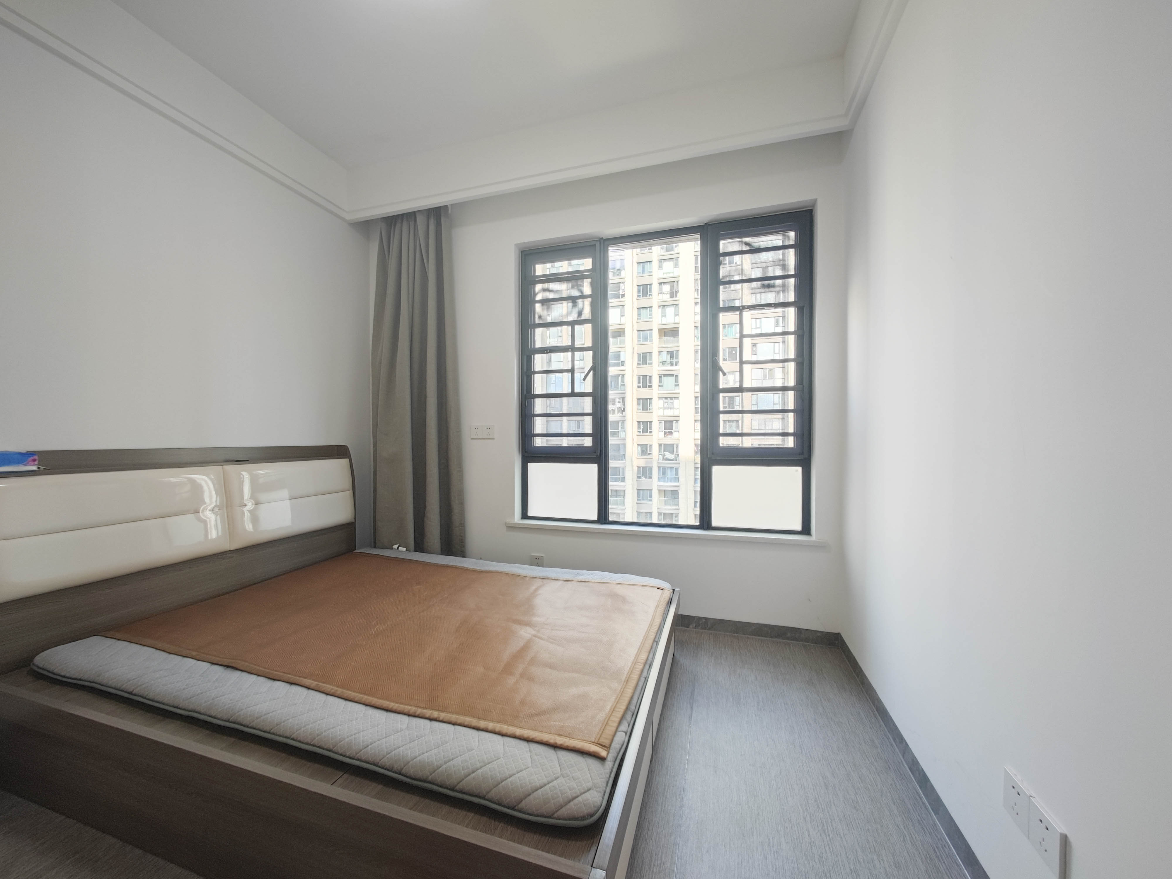 清溪川九号 4室2厅3卫 252.0万 清溪川九号 4室2厅3卫 252.0万卧室