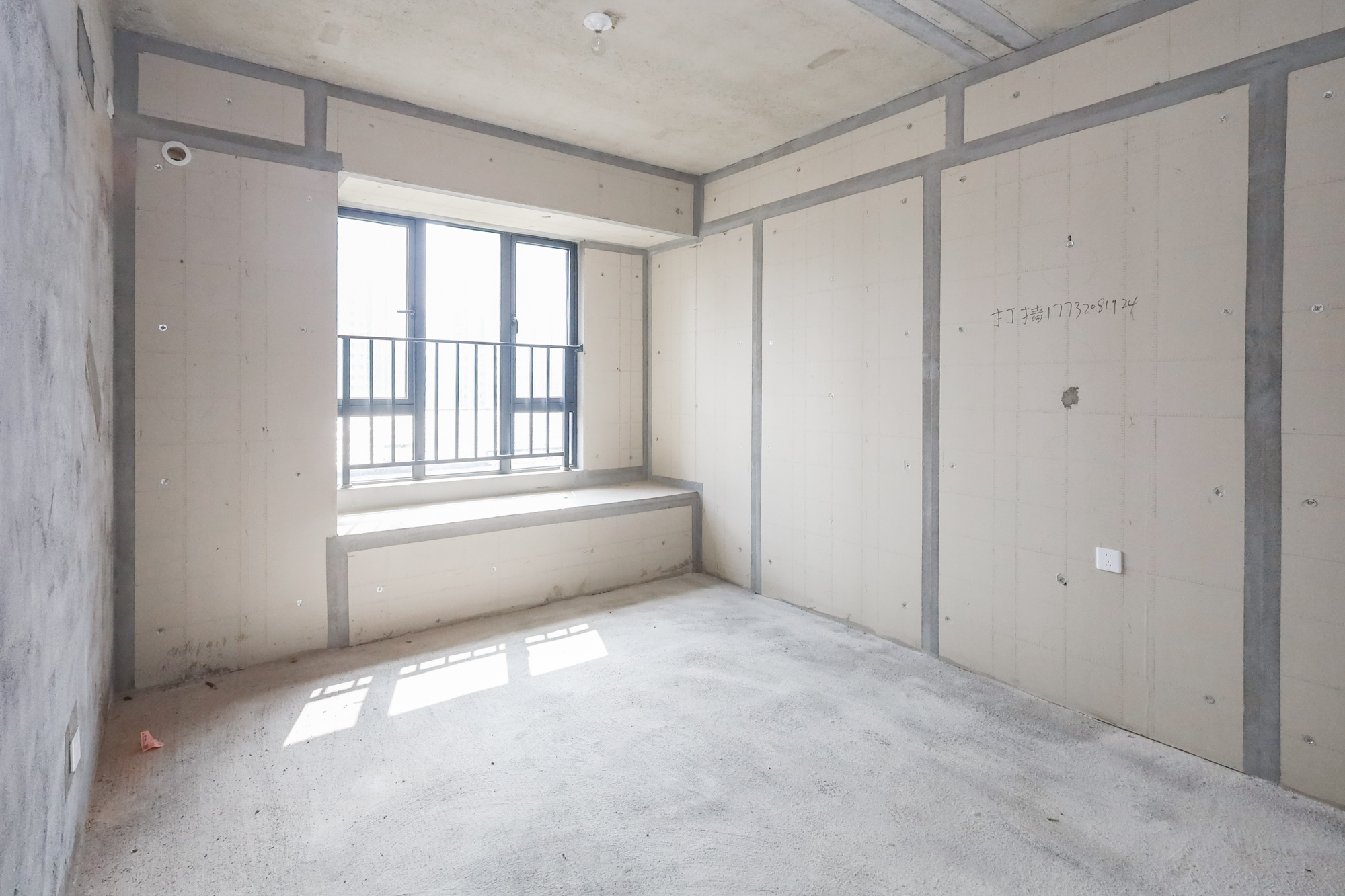 轨道中建麓江府  3室2厅2卫   165.80万卧室