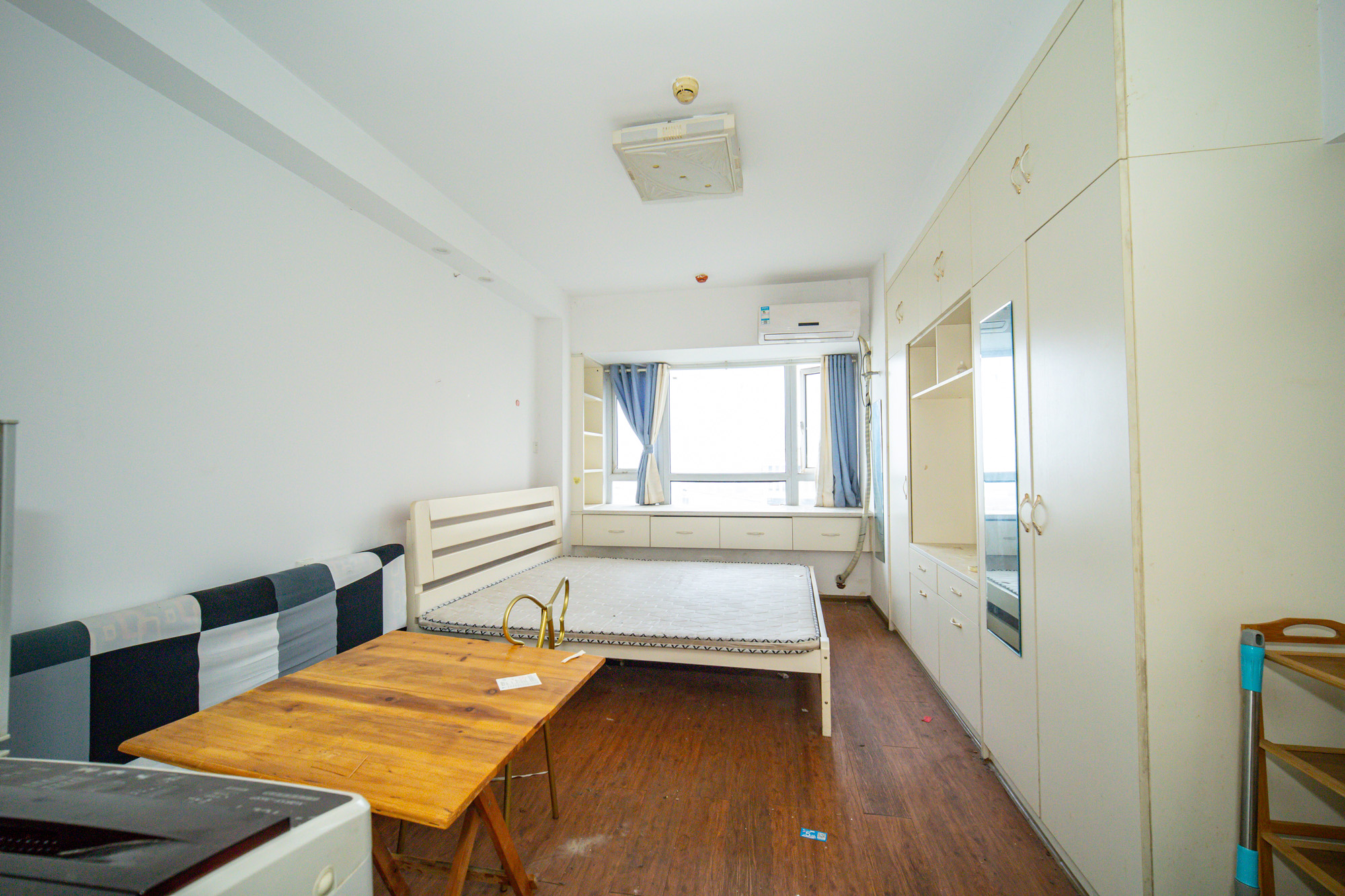 新长海广场 1室1厅1卫 13.99万 新长海广场 1室1厅1卫 13.99万客厅