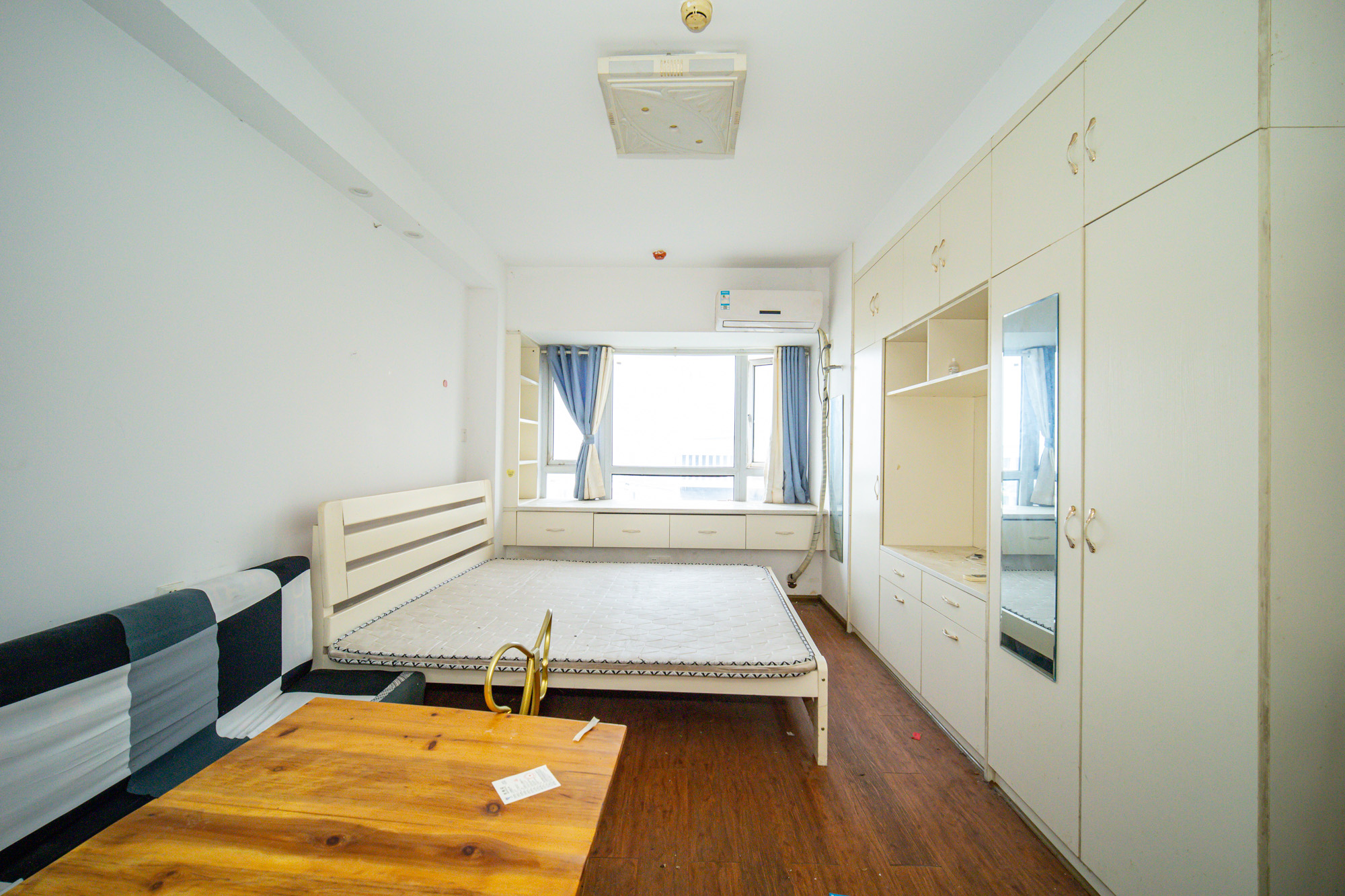 新长海广场 1室1厅1卫 13.99万 新长海广场 1室1厅1卫 13.99万客厅