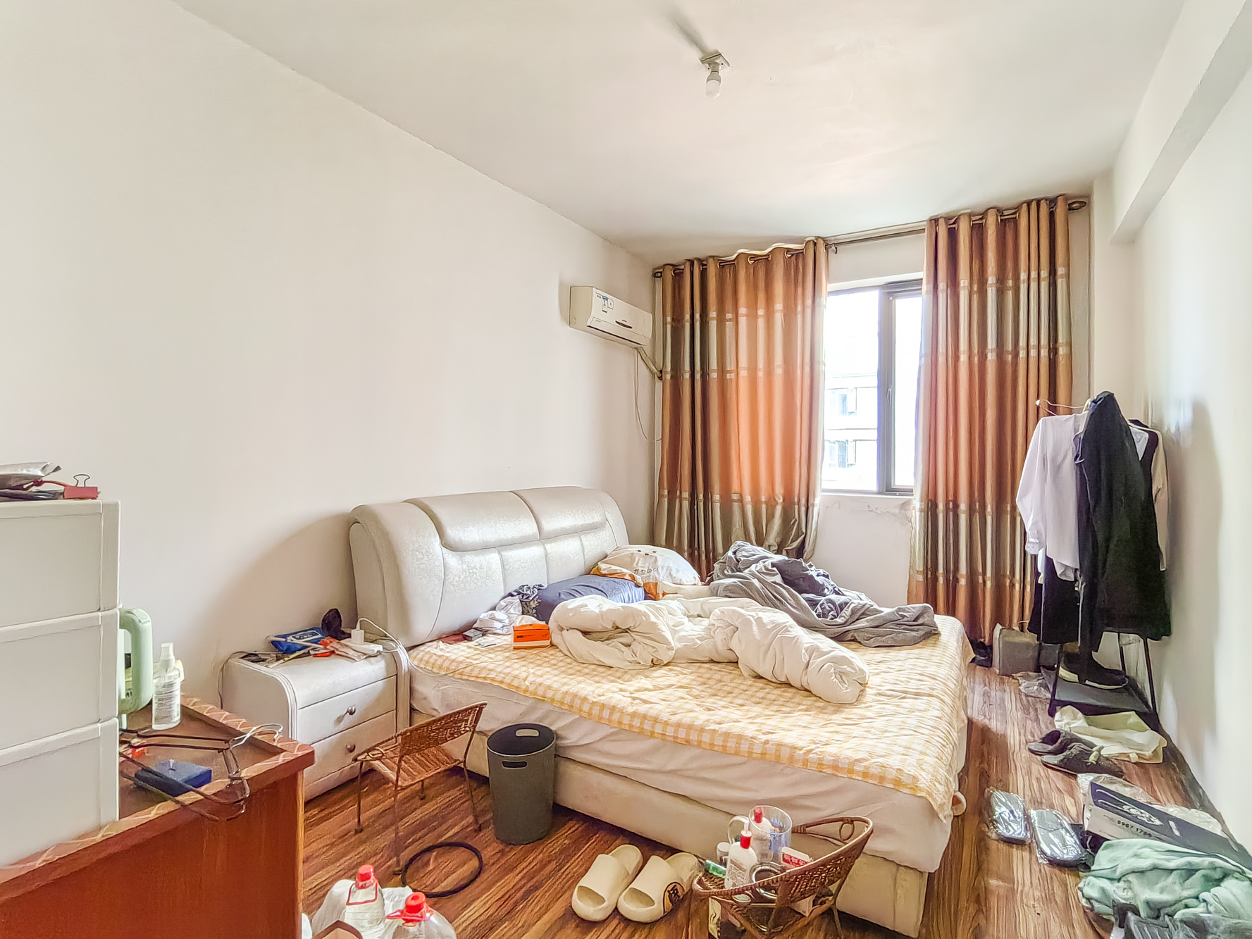美林水郡  4室2厅2卫   152.00万卧室