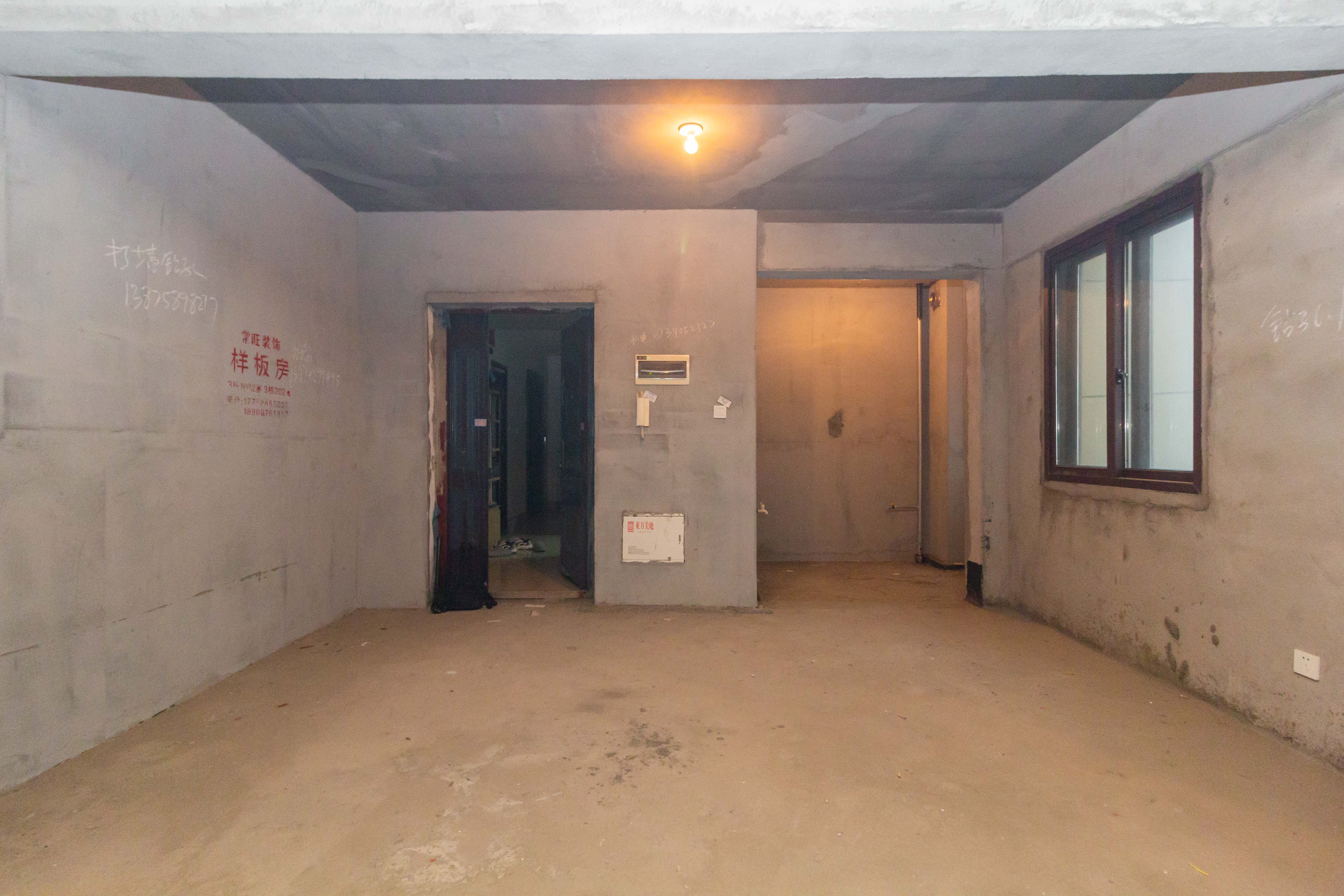 东方美地  4室2厅2卫   79.80万客厅