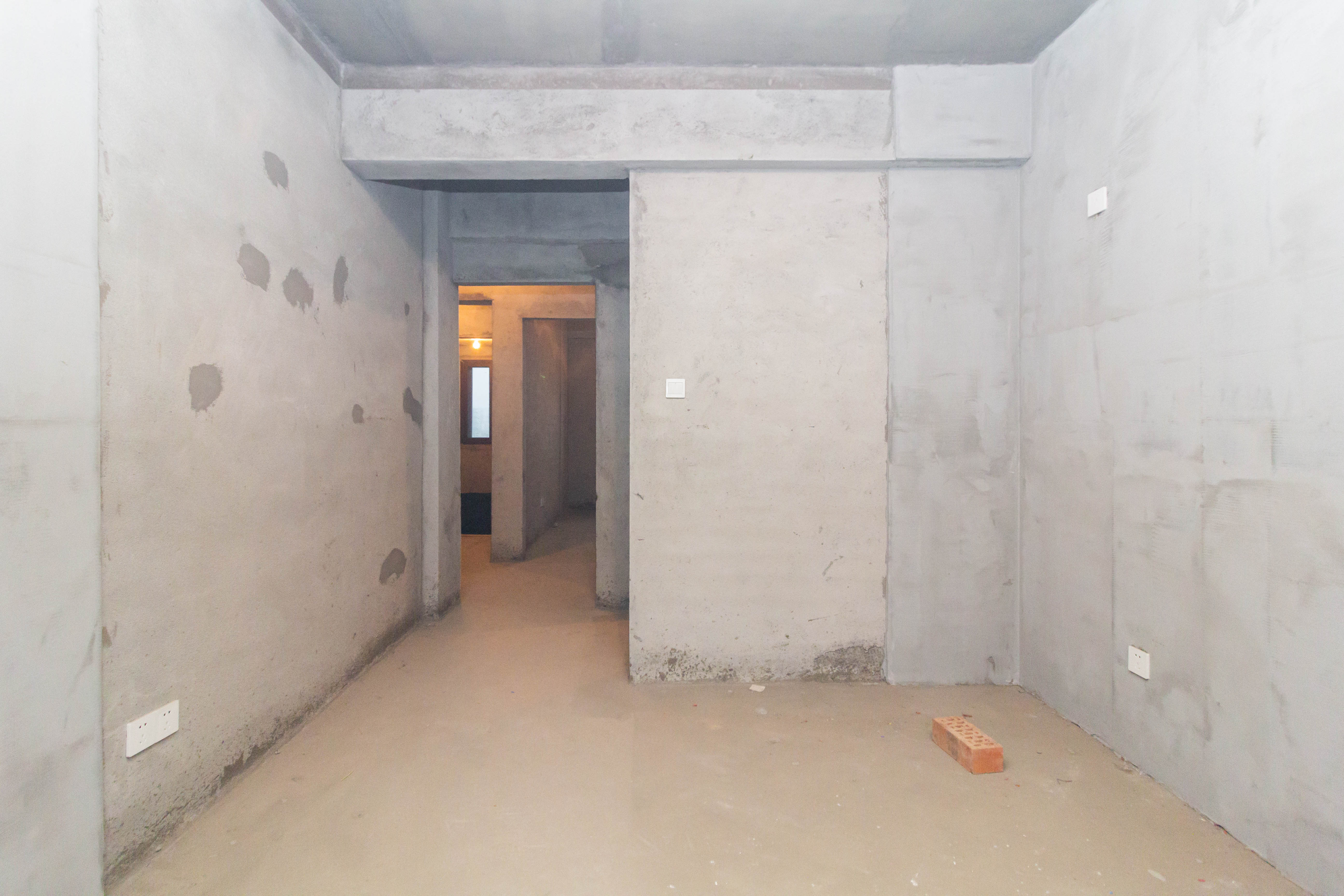 东方美地  4室2厅2卫   79.80万卧室