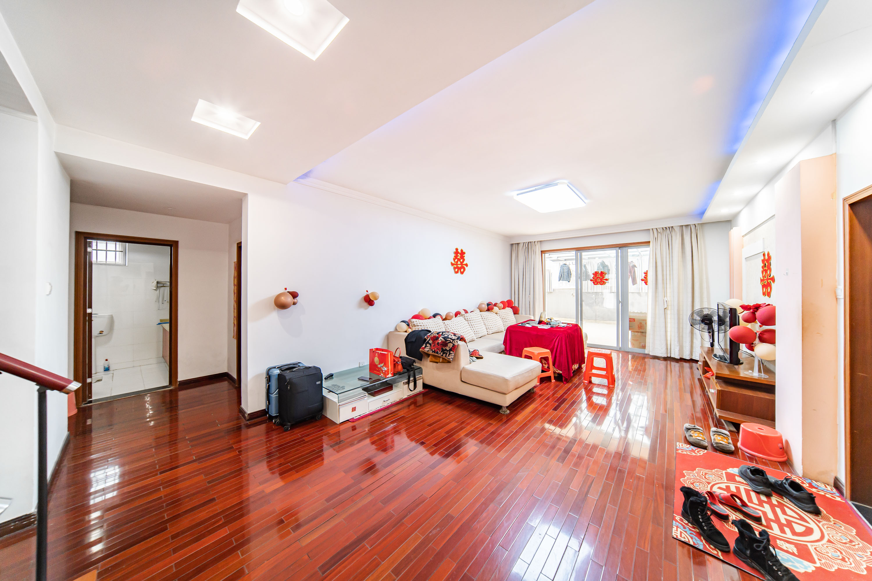 阳光100二期  5室2厅2卫    176.0万 阳光100二期  5室2厅2卫    176.0万客厅