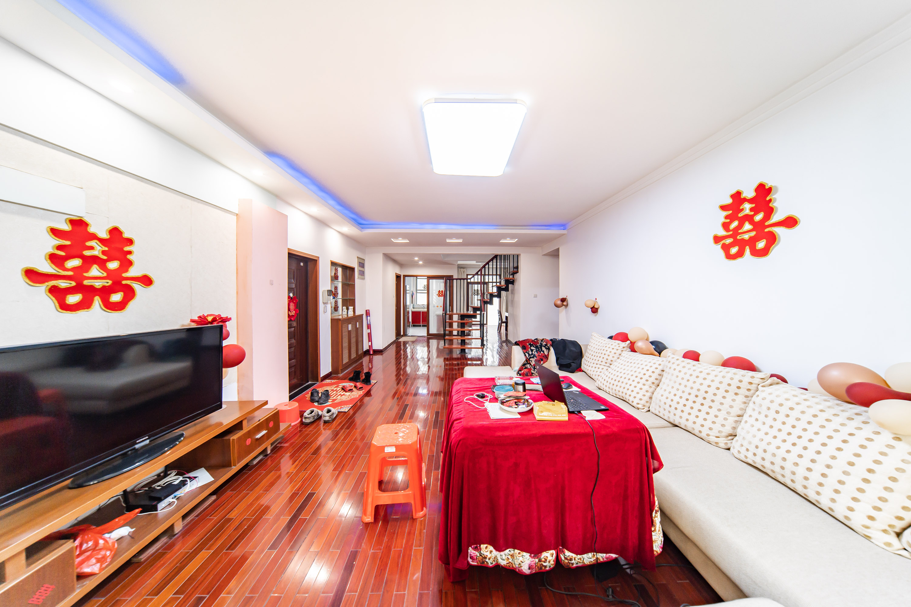 阳光100二期  5室2厅2卫    176.0万 阳光100二期  5室2厅2卫    176.0万客厅