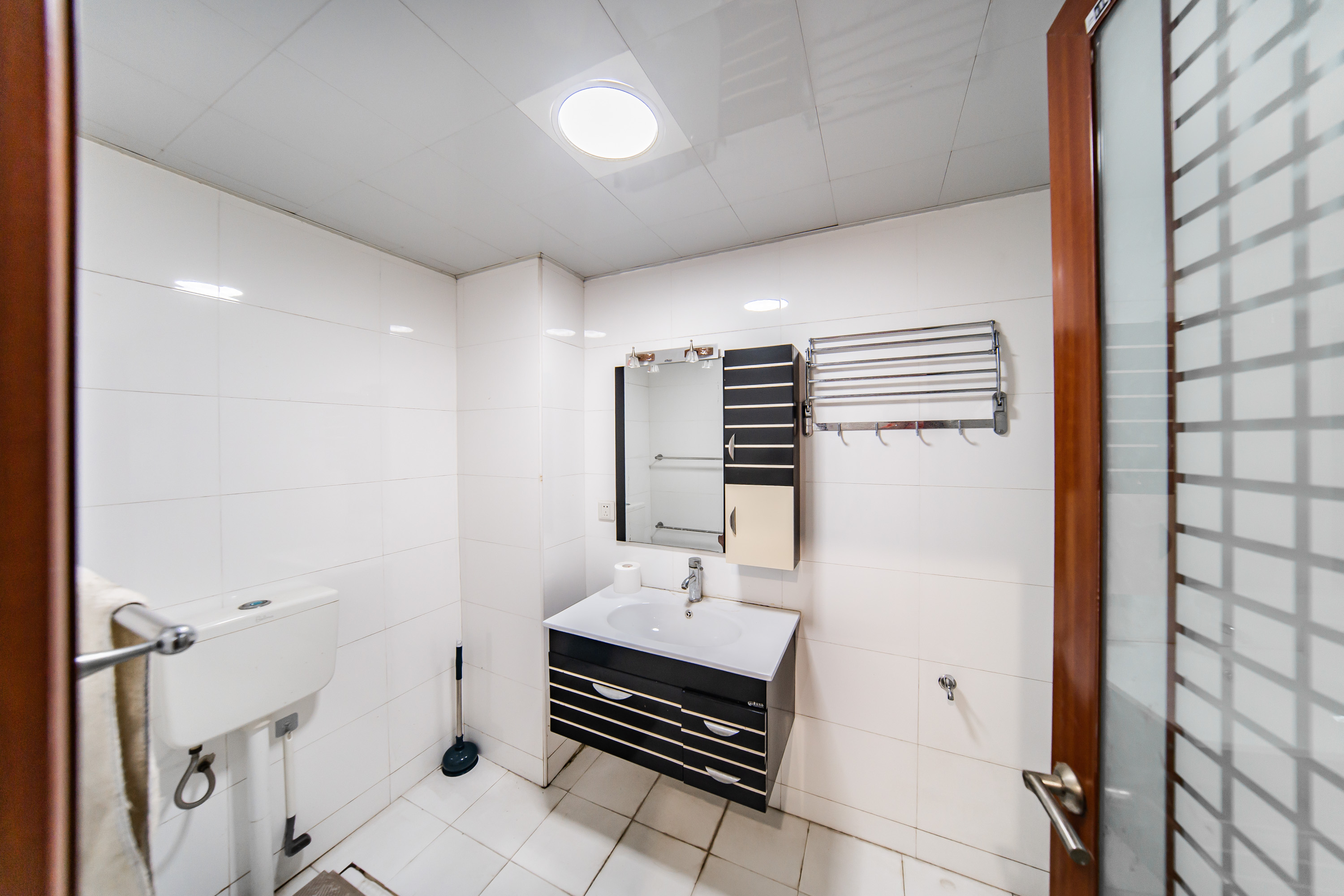 阳光100二期  5室2厅2卫    176.0万 阳光100二期  5室2厅2卫    176.0万卫生间