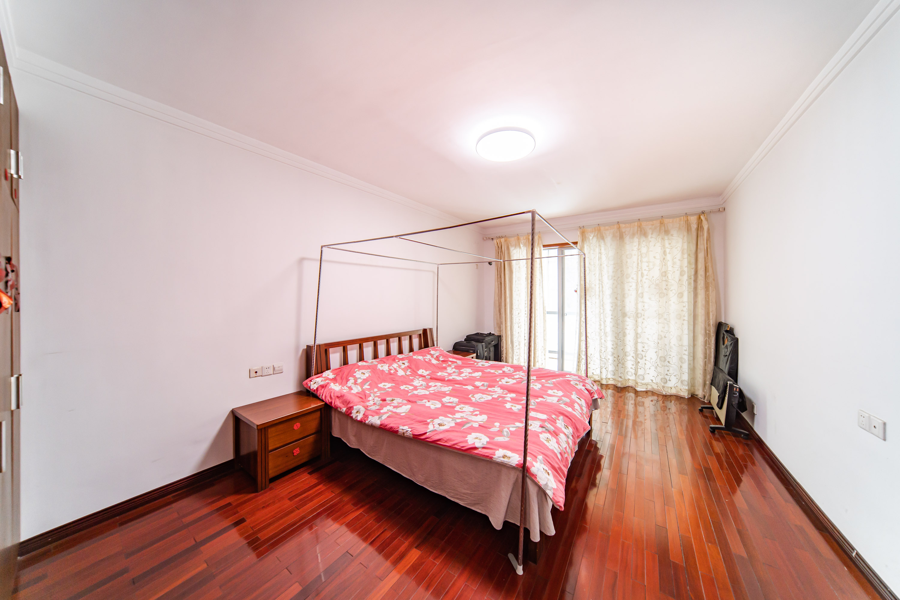 阳光100二期  5室2厅2卫    176.0万 阳光100二期  5室2厅2卫    176.0万卧室