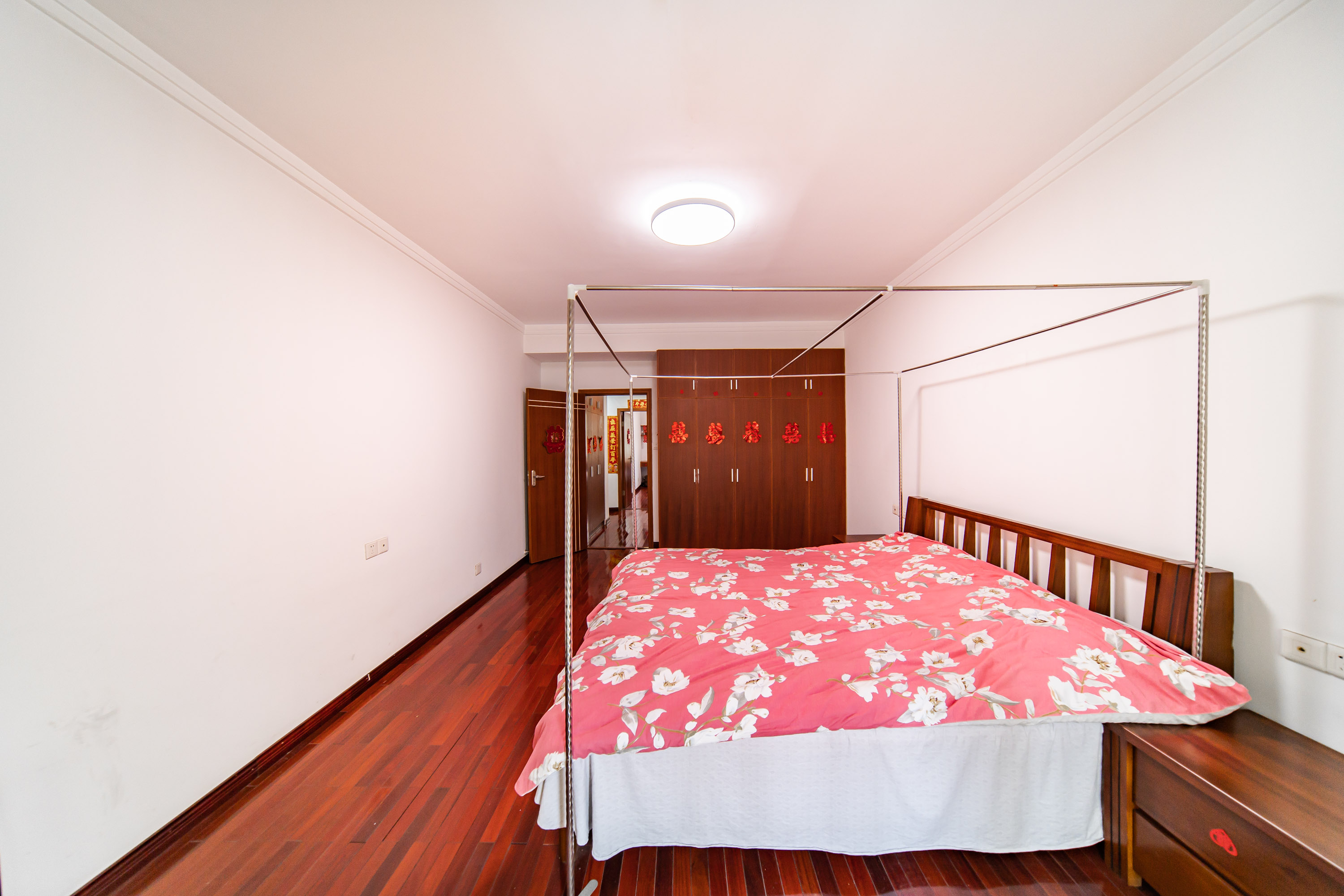 阳光100二期  5室2厅2卫    176.0万 阳光100二期  5室2厅2卫    176.0万卧室