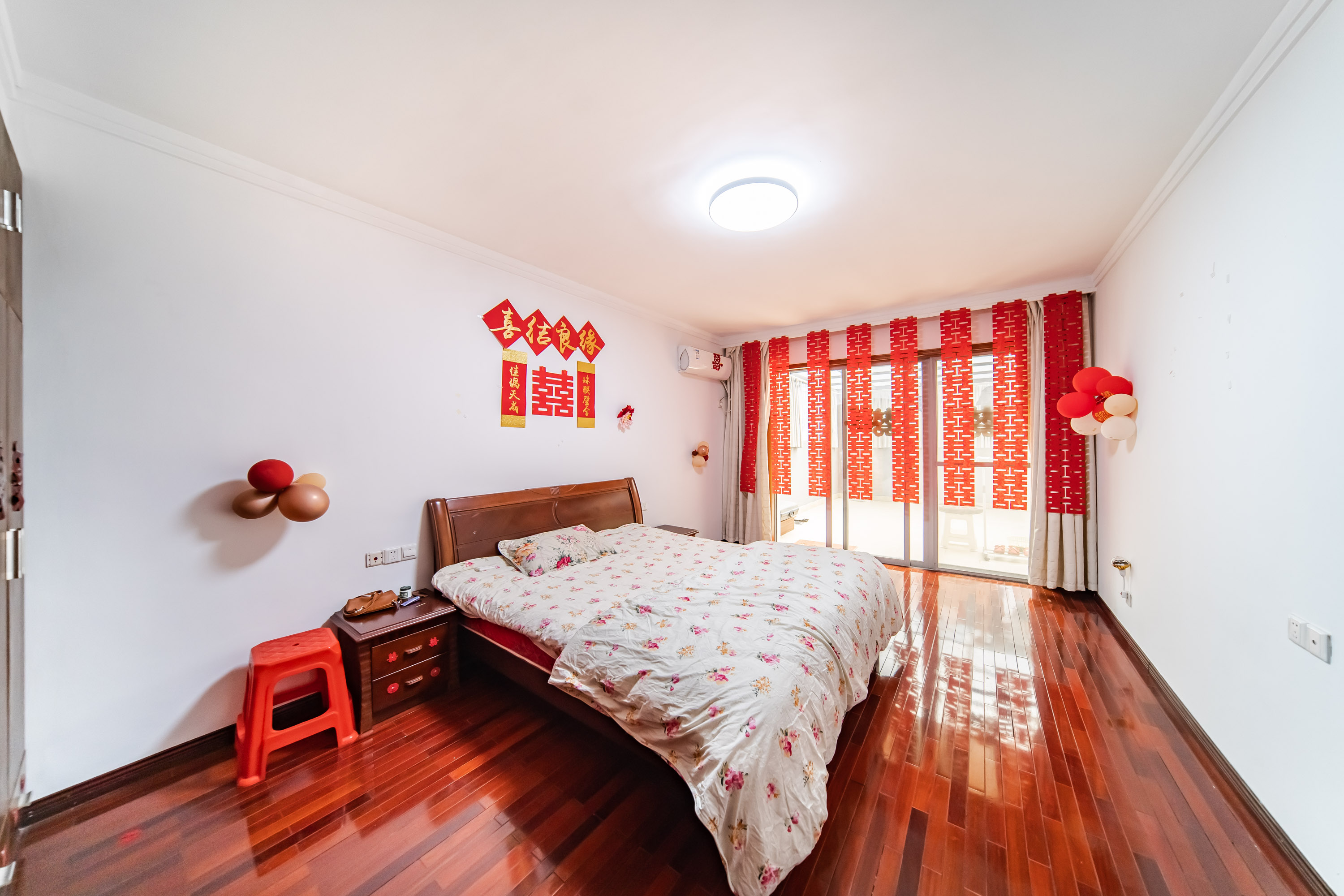 阳光100二期  5室2厅2卫    176.0万 阳光100二期  5室2厅2卫    176.0万卧室