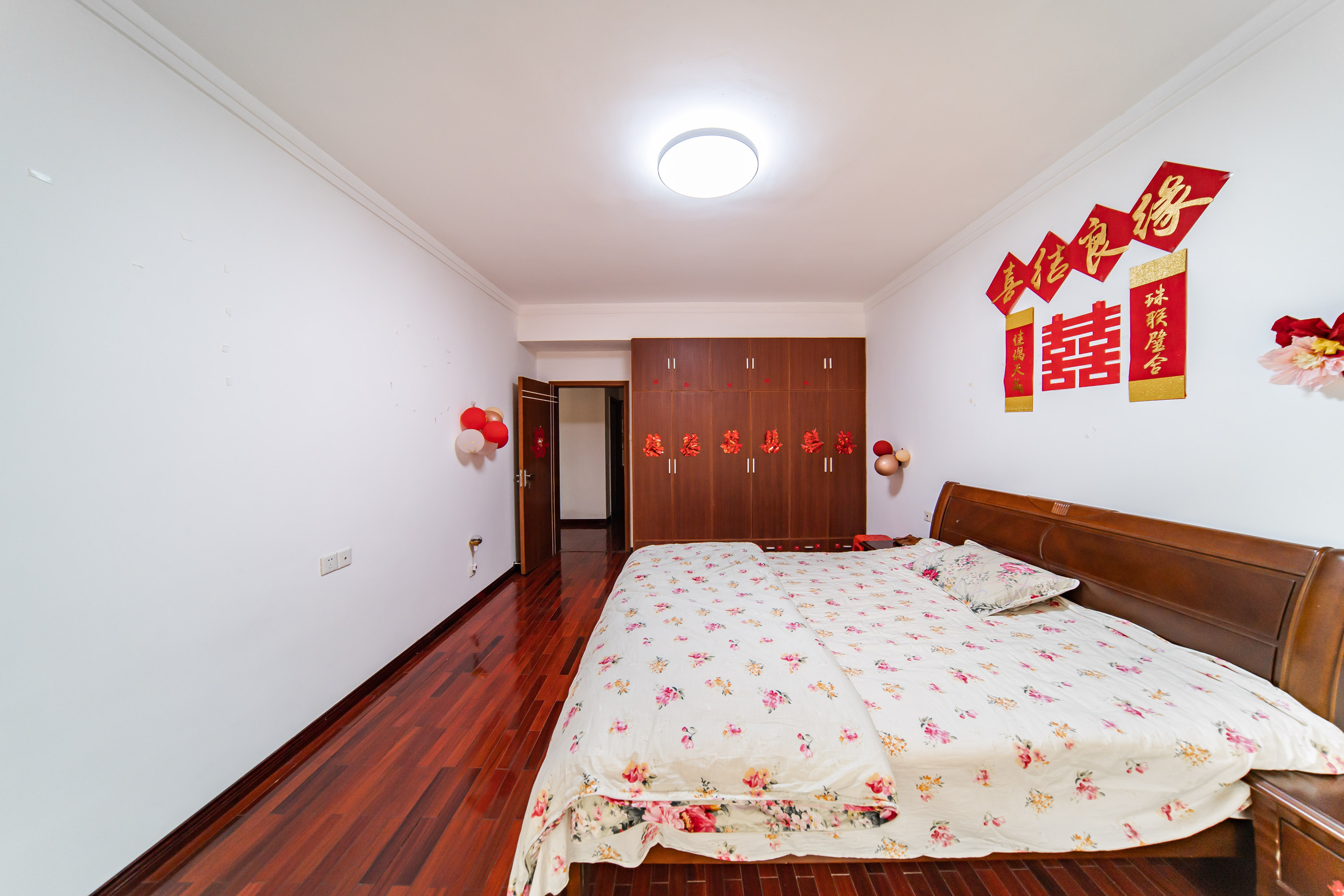 阳光100二期  5室2厅2卫    176.0万 阳光100二期  5室2厅2卫    176.0万卧室