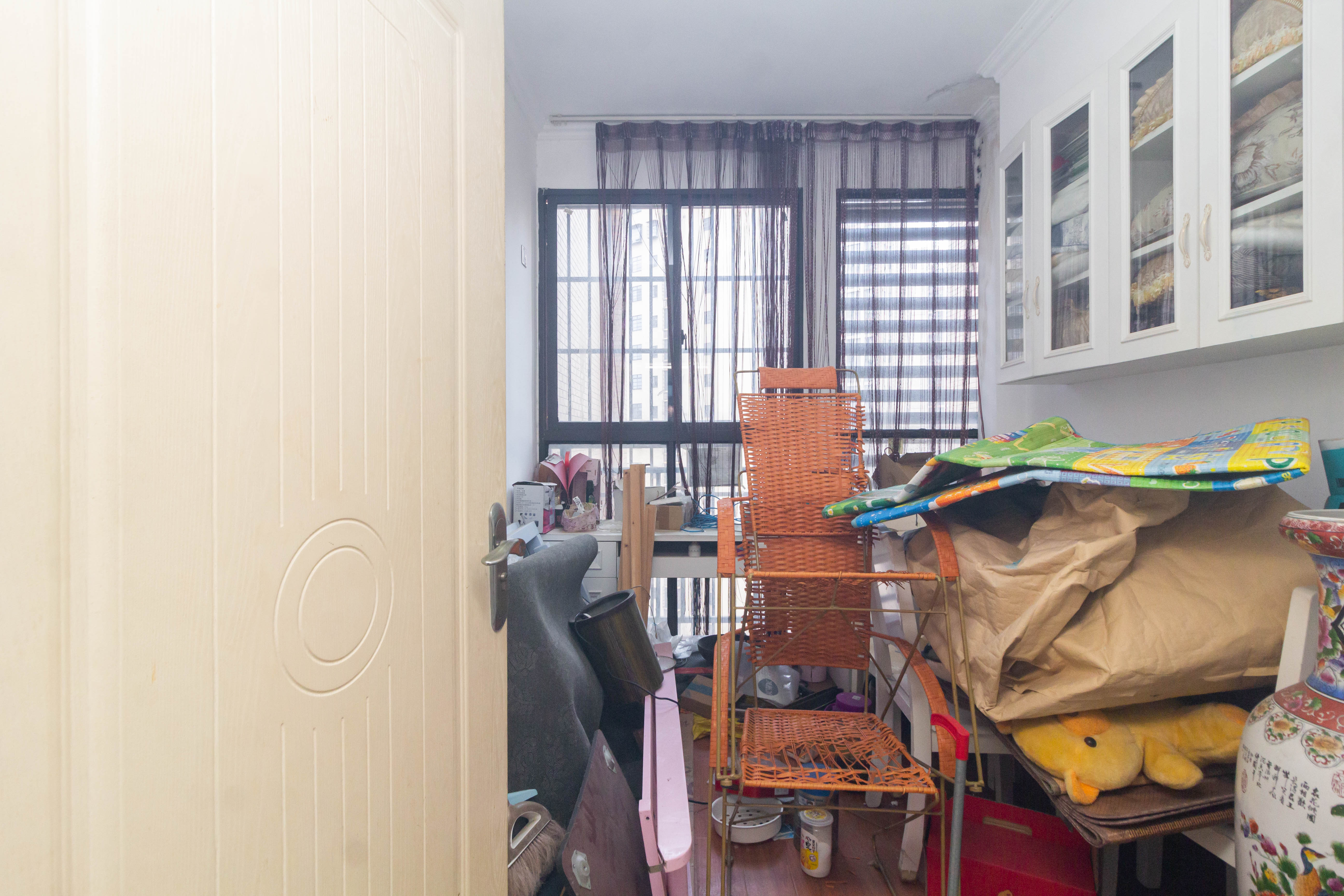 三景华御  4室2厅2卫   106.00万卧室
