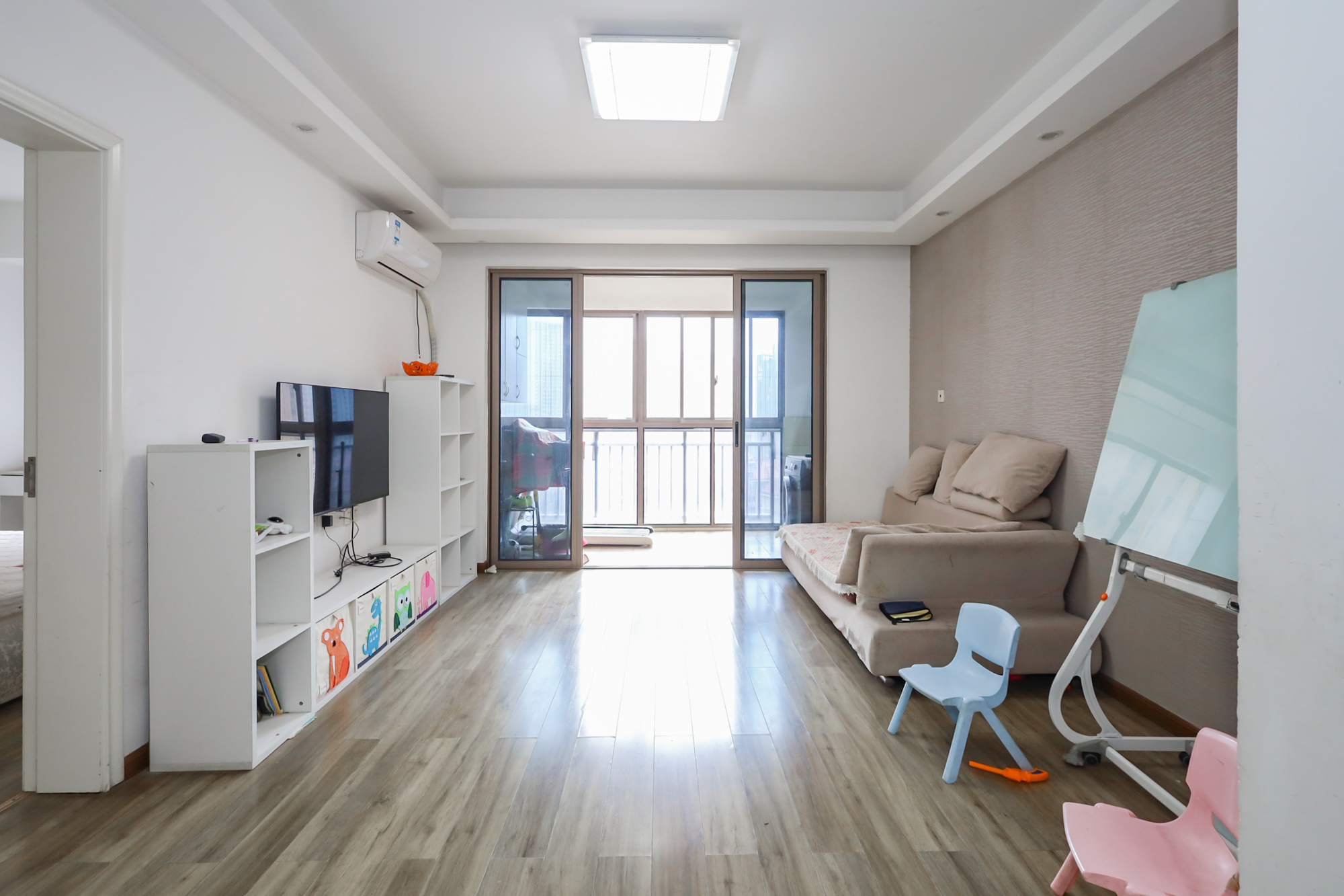 世茂铂翠湾一期  2室2厅1卫    110.0万 世茂铂翠湾一期  2室2厅1卫    110.0万客厅