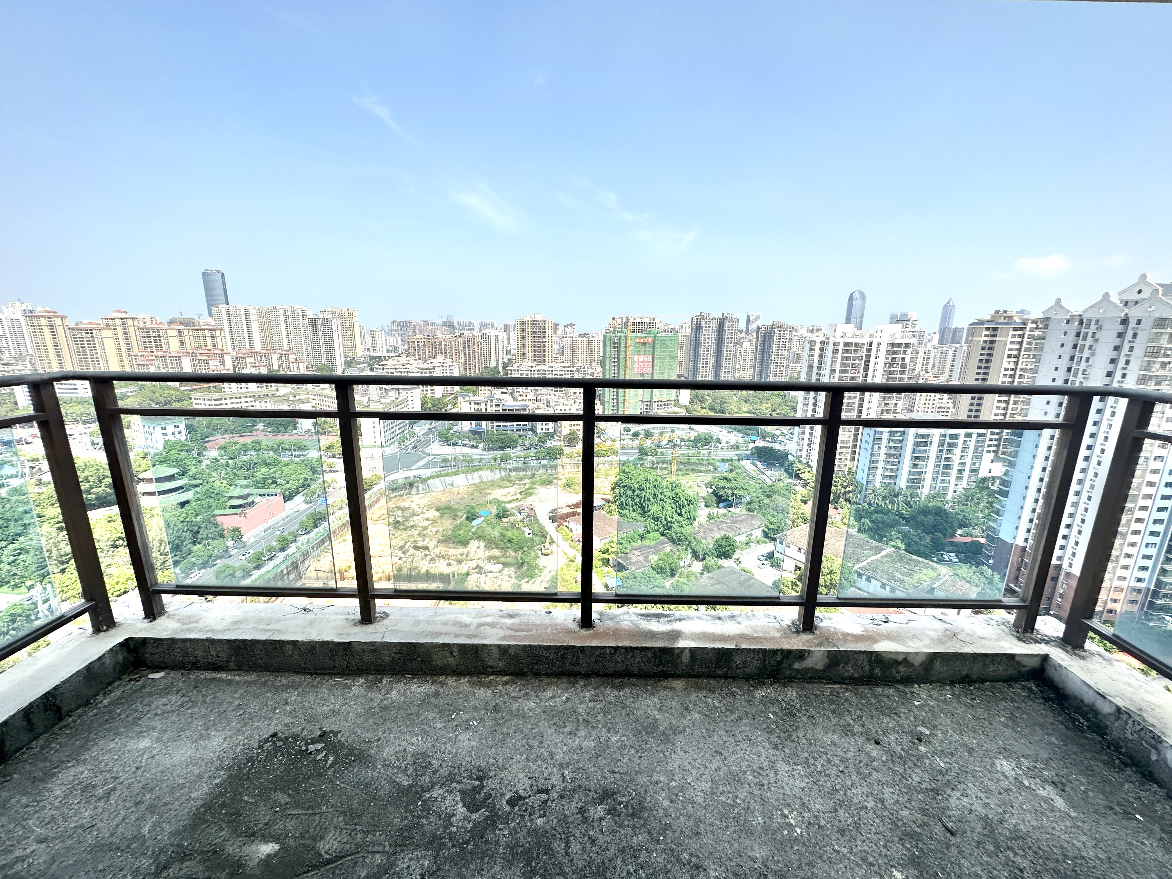 海南金地自在城  3室2厅2卫   128.00万阳台