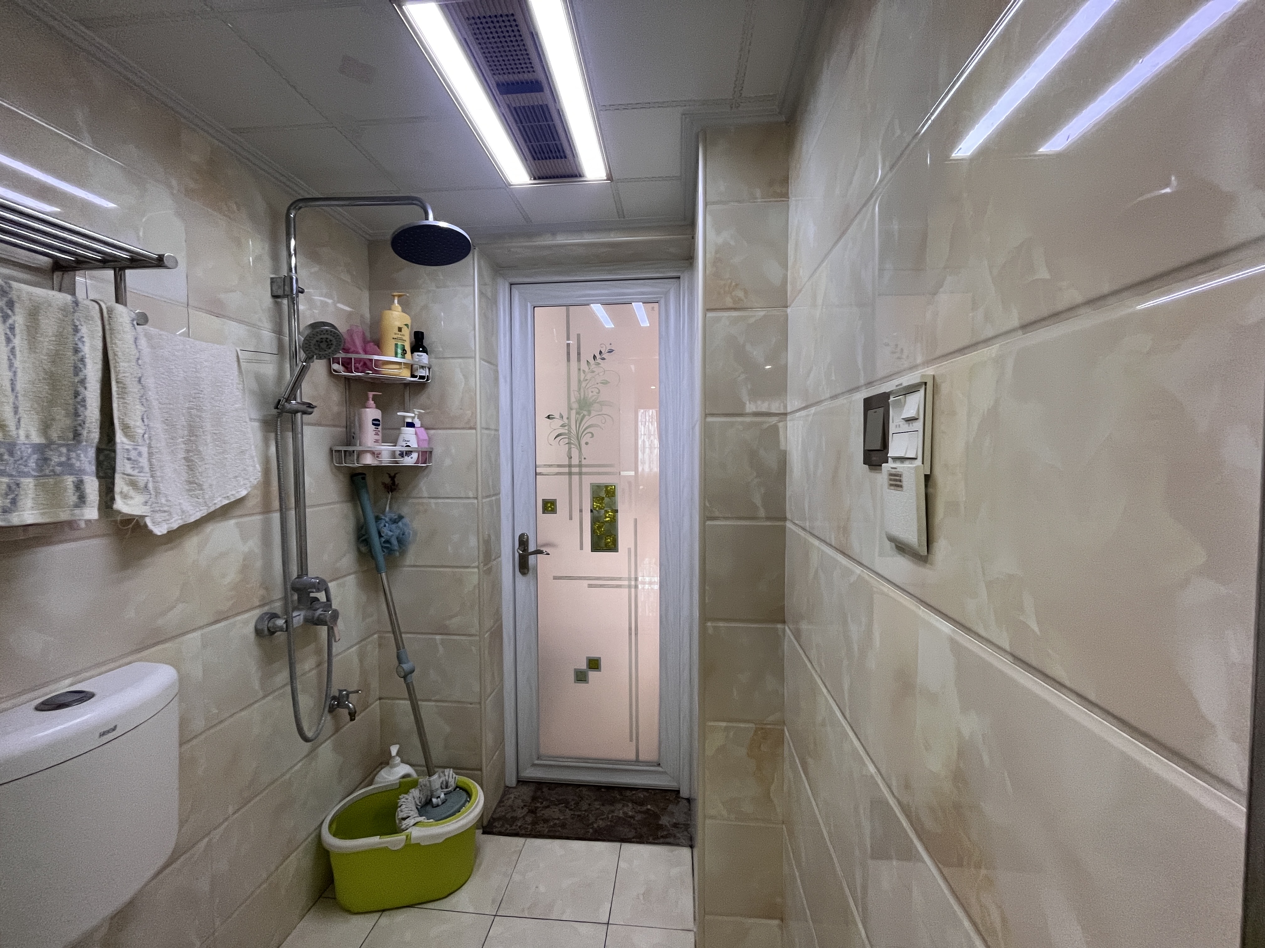 广源壹号 3室2厅2卫 88.0万 广源壹号 3室2厅2卫 88.0万客厅