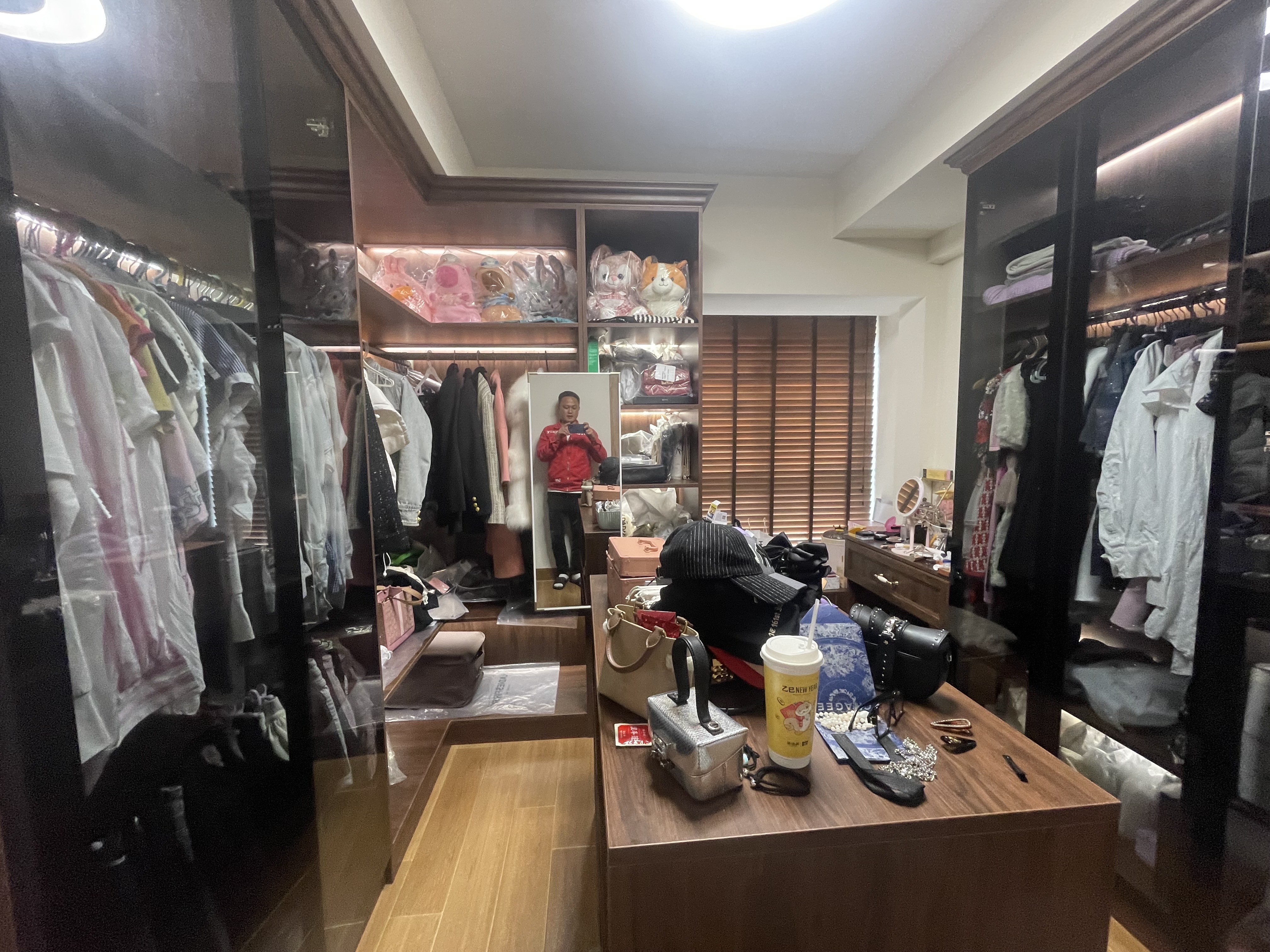 怡和湖城大境  4室2厅2卫   330.00万客厅