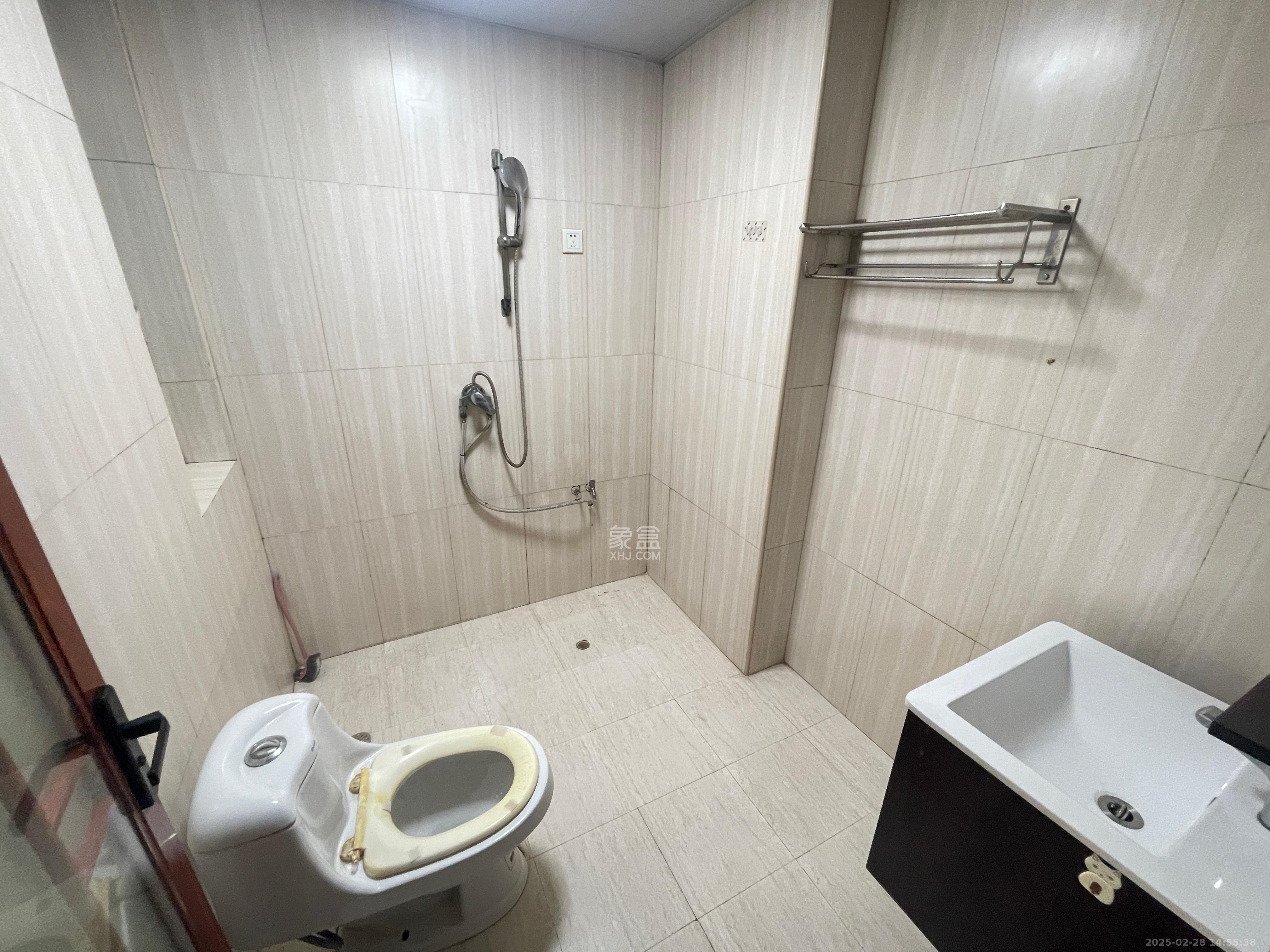 天鸿小区  3室2厅2卫   2400.00元/月室内图
