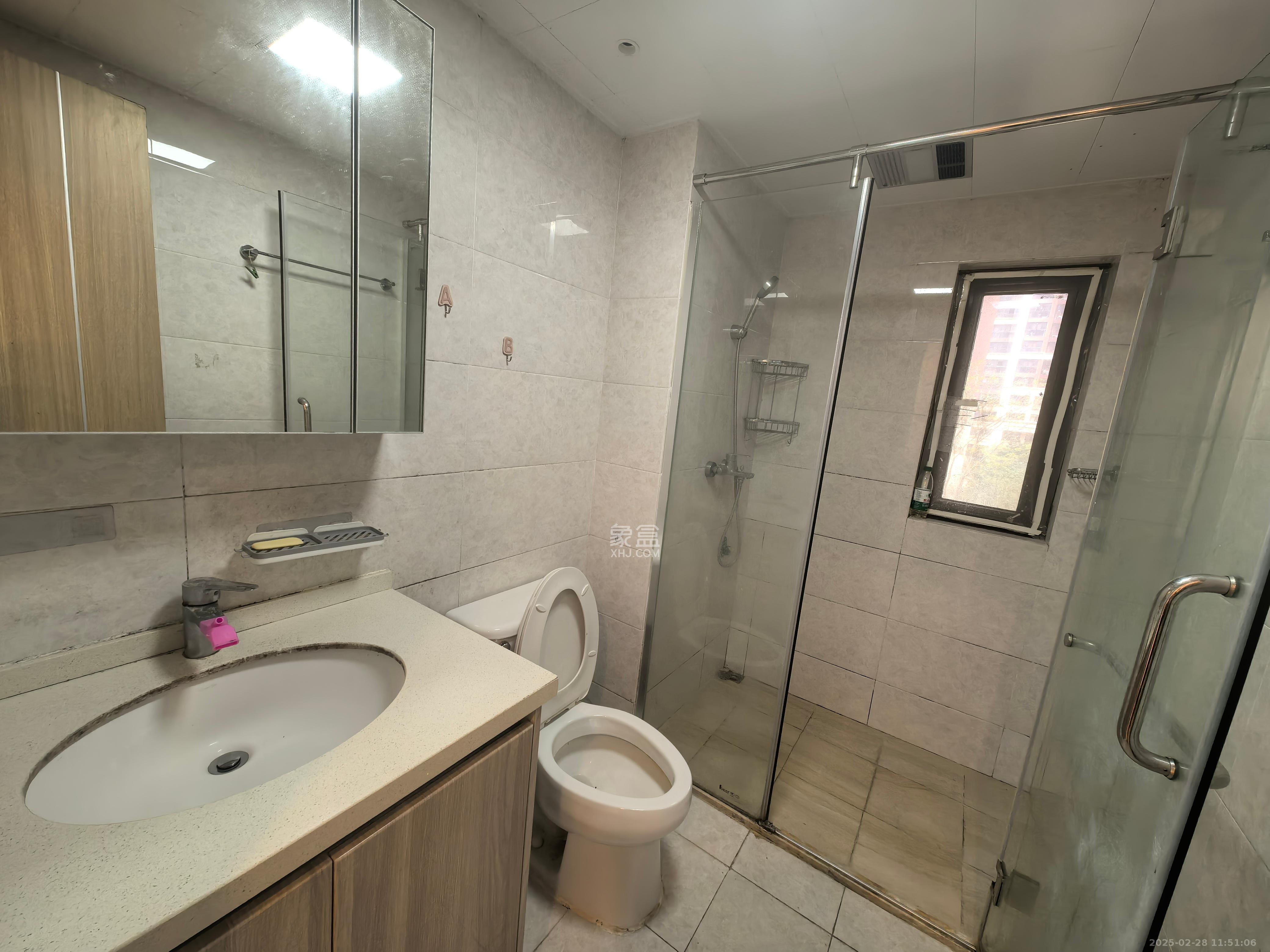 新城国际花都  3室2厅2卫    1700.0元/月室内图