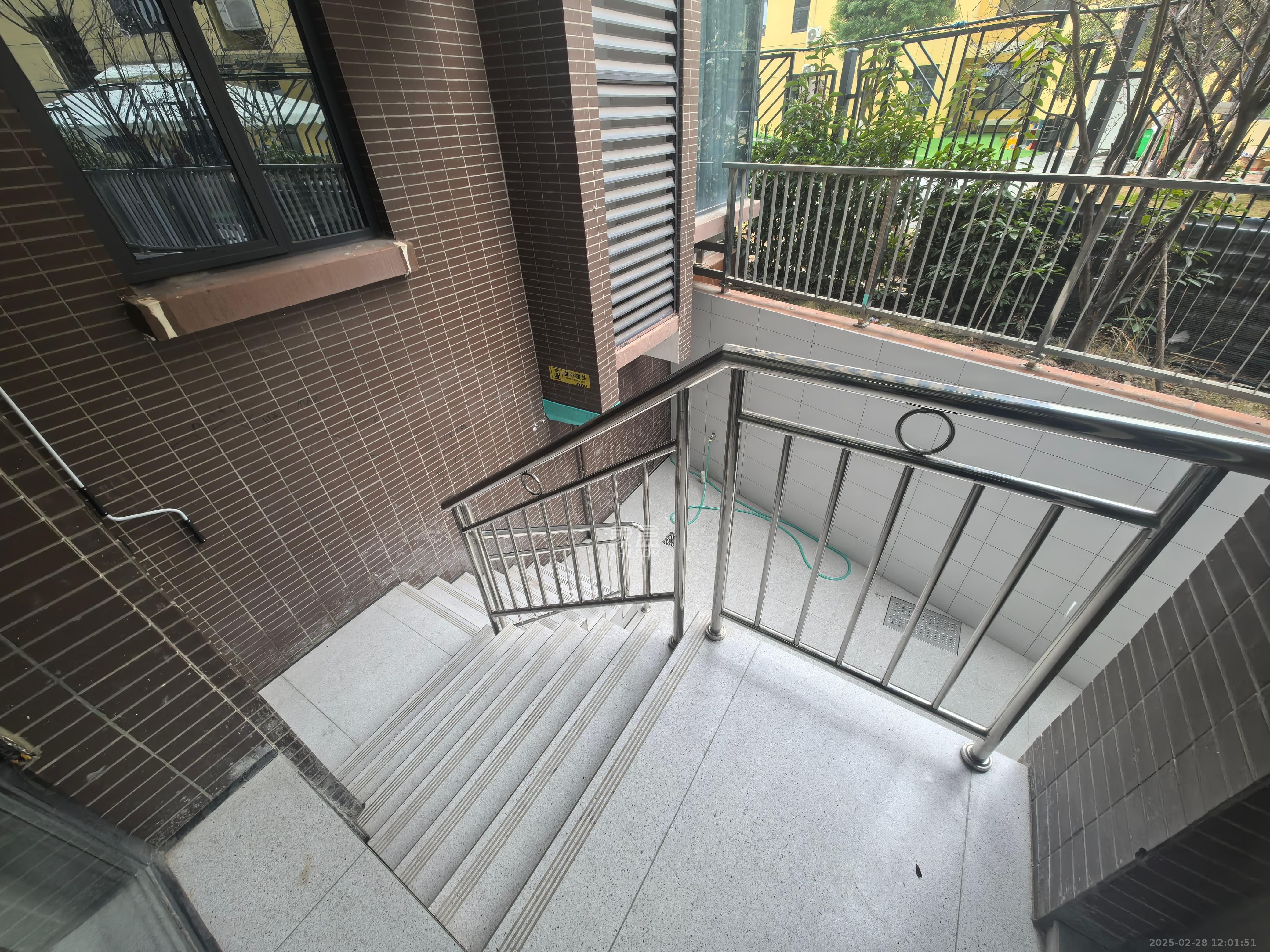 新城新世界四期柏樾  3室2厅2卫   6800.00元/月室内图