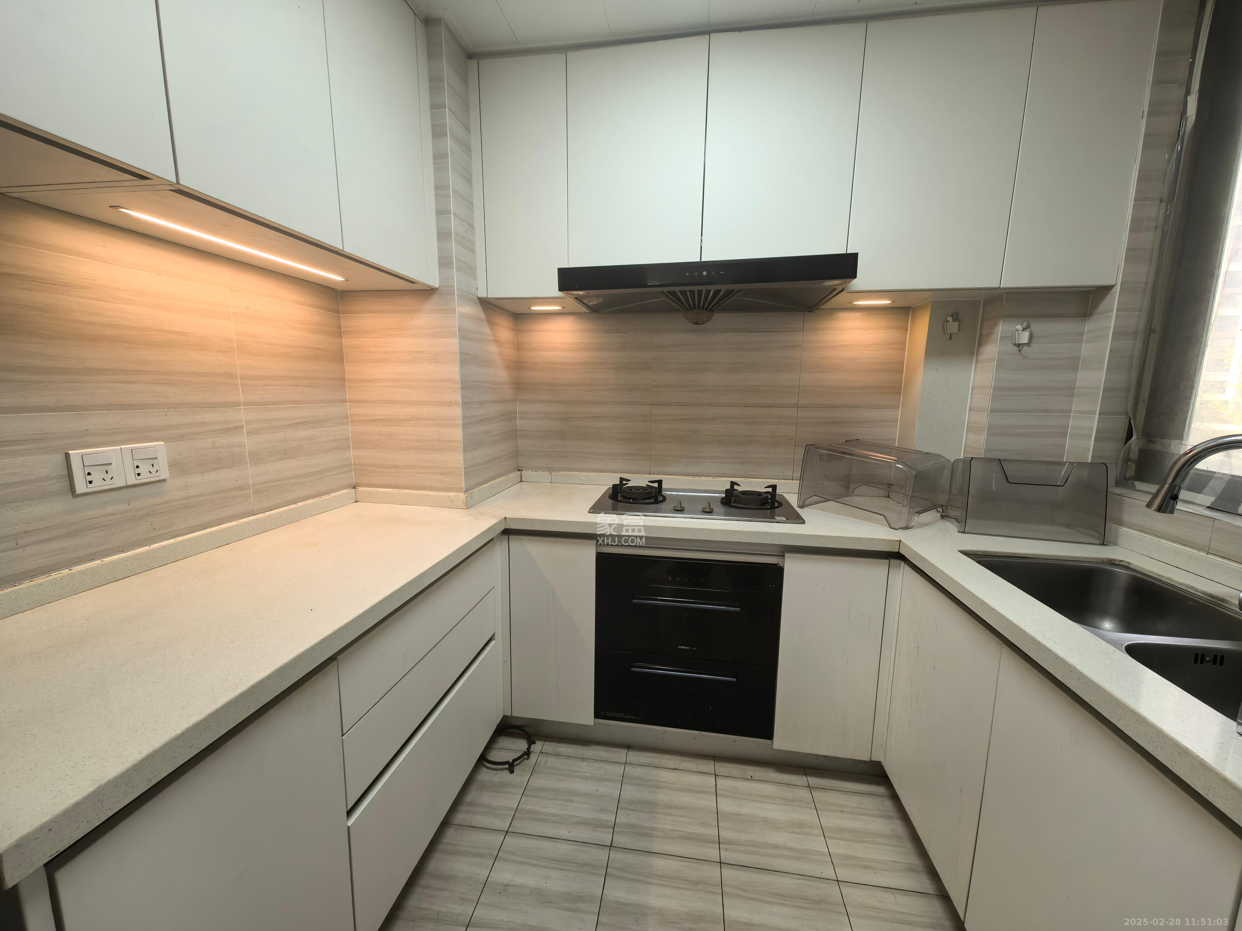 新城国际花都  3室2厅2卫    1700.0元/月室内图