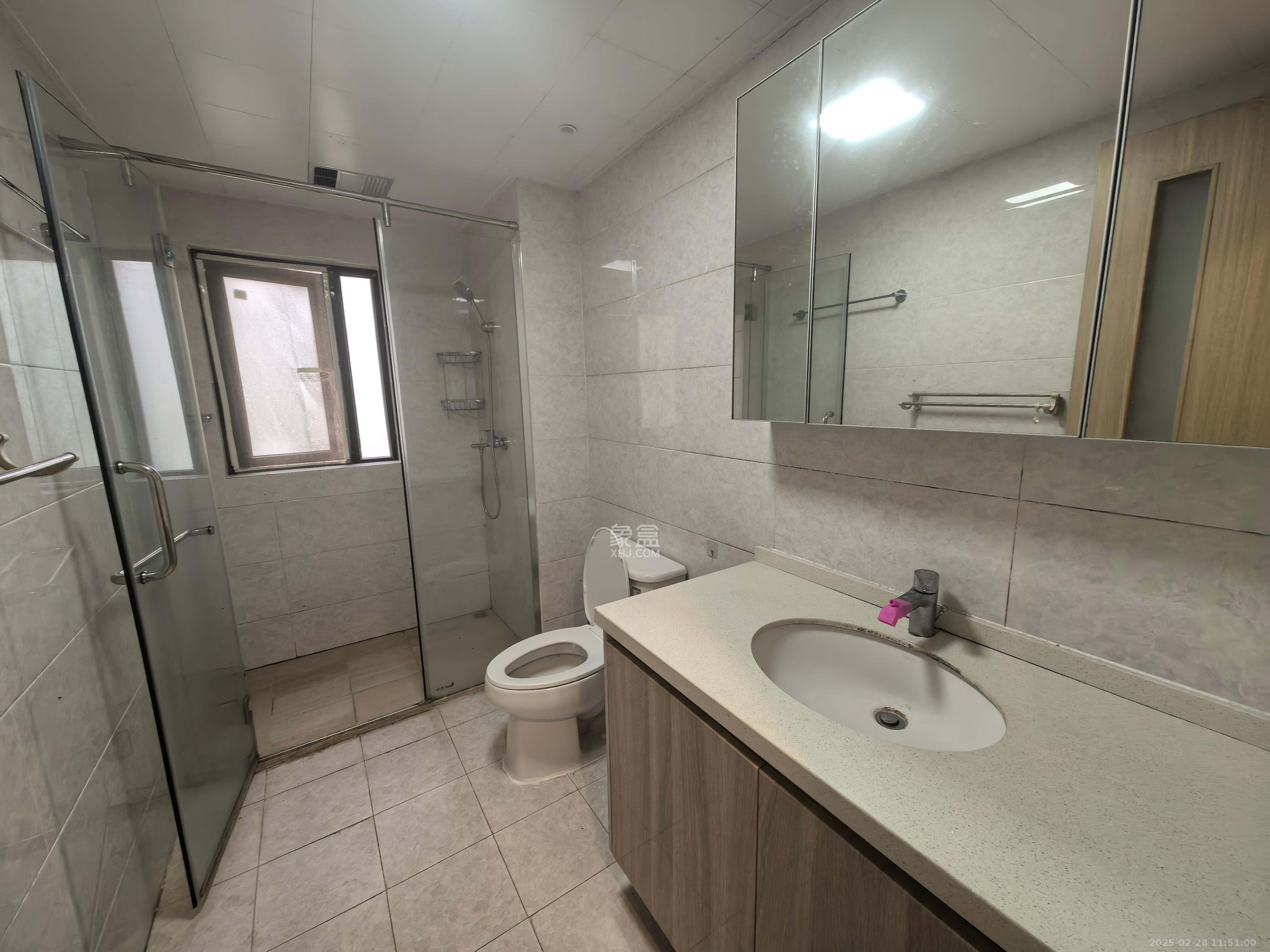 新城国际花都  3室2厅2卫    1700.0元/月室内图