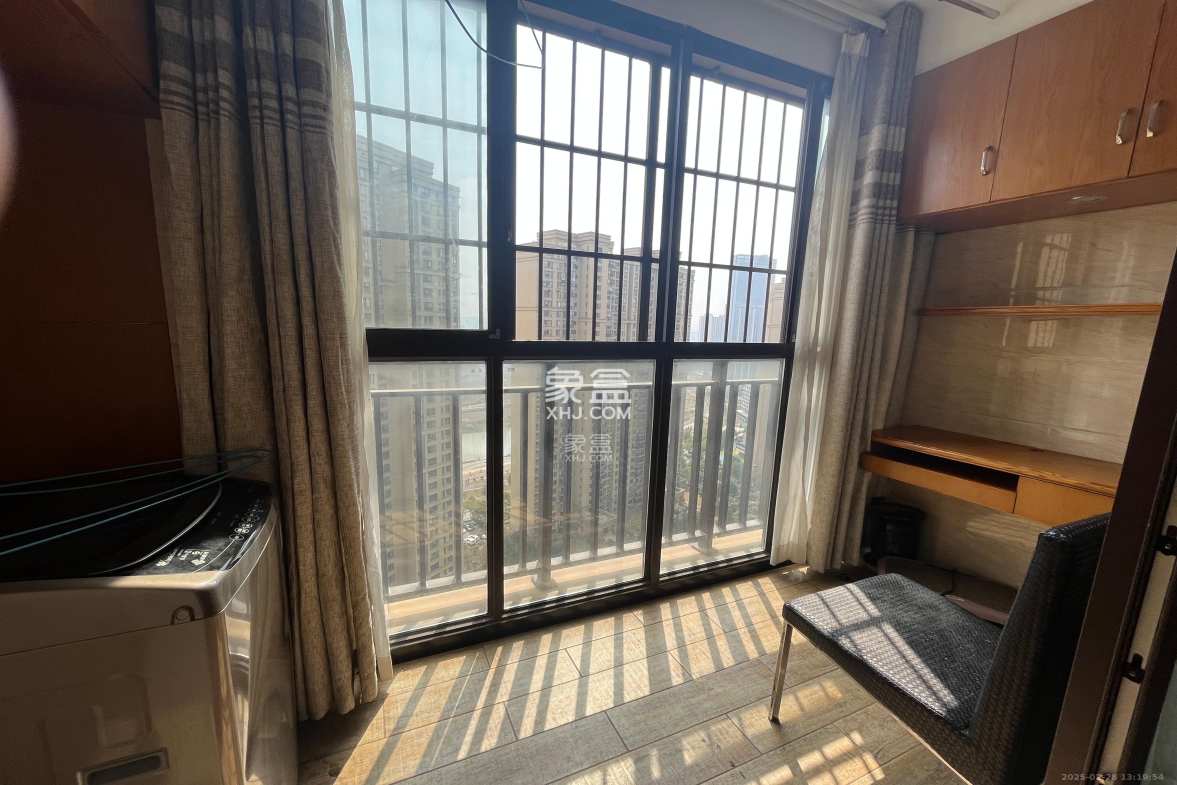 华润橡树湾  2室2厅1卫    2200.0元/月 华润橡树湾  2室2厅1卫    2200.0元/月室内图