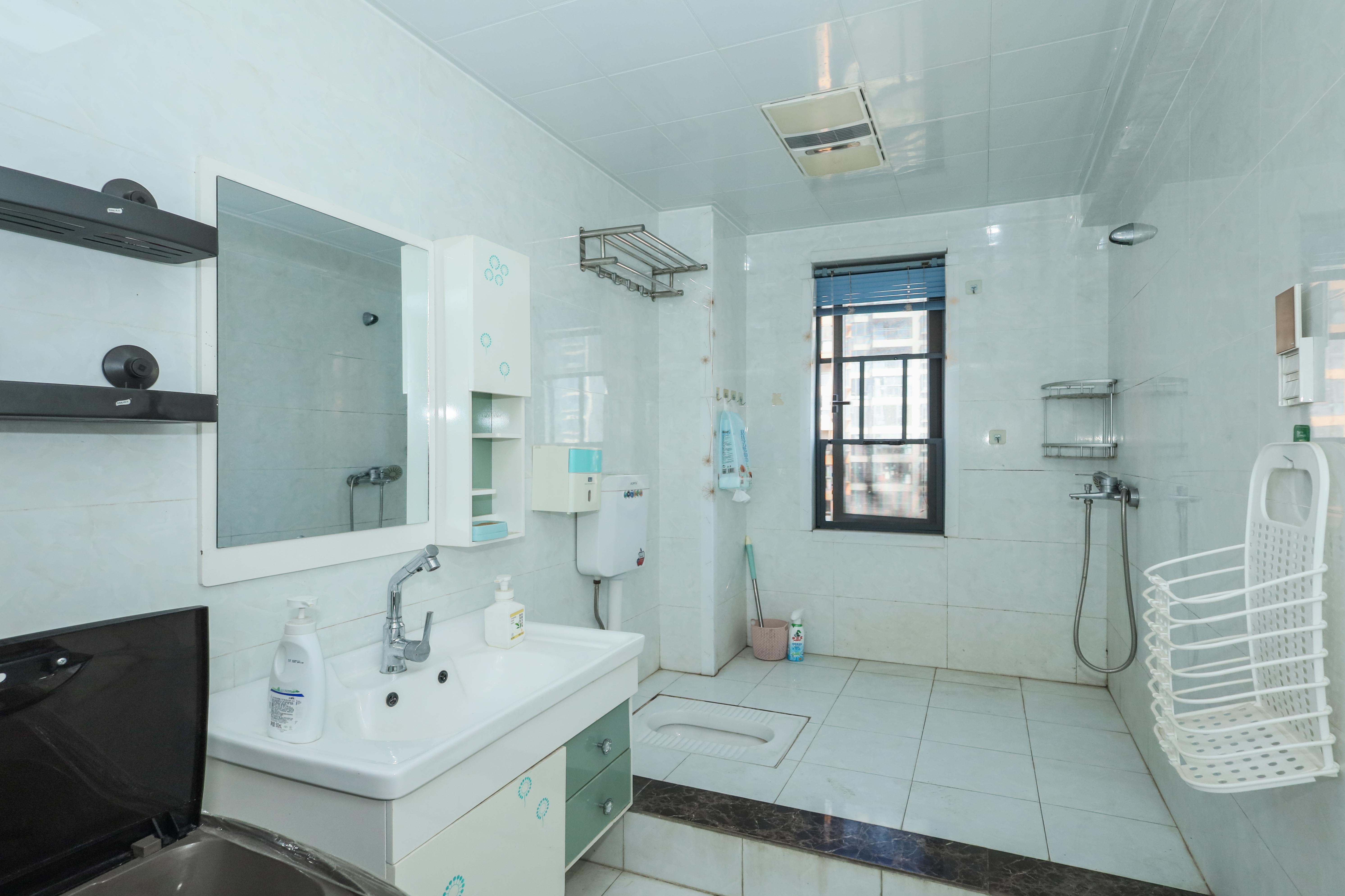 好莱城(弘德西街) 4室2厅2卫 130.0万 好莱城(弘德西街) 4室2厅2卫 130.0万卫生间