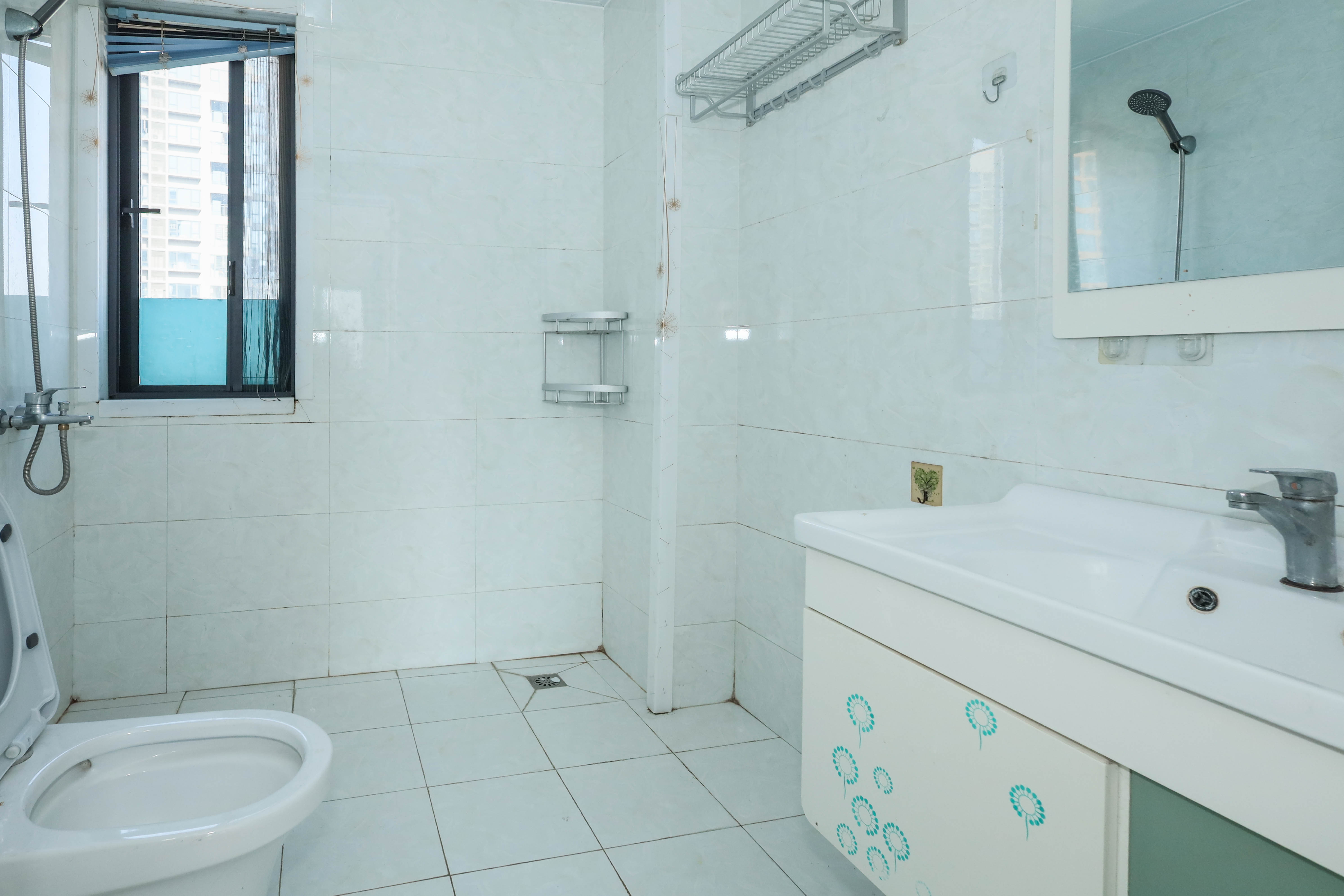 好莱城(弘德西街) 4室2厅2卫 130.0万 好莱城(弘德西街) 4室2厅2卫 130.0万卫生间