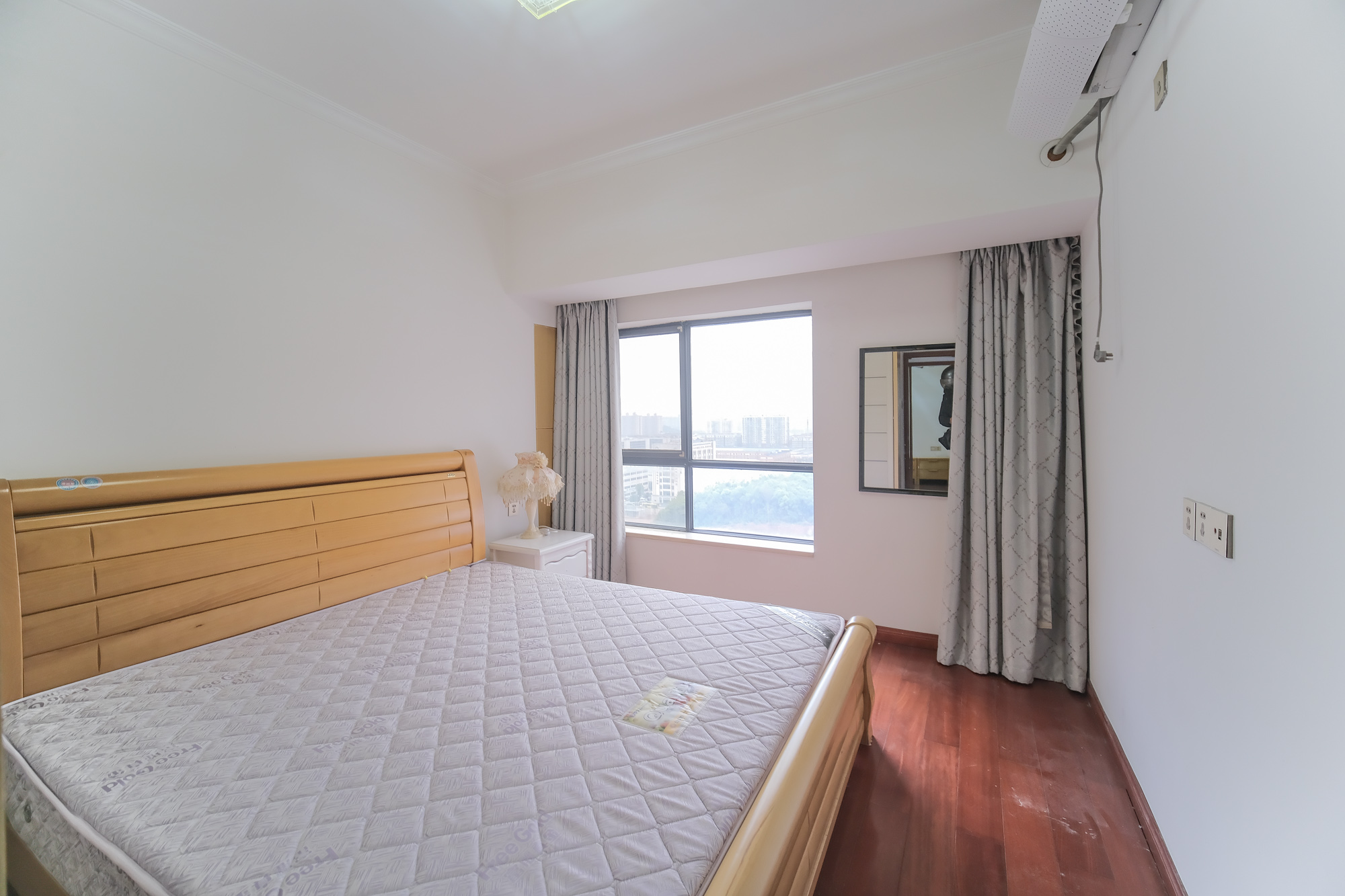 花样年华  3室2厅1卫    56.0万 花样年华  3室2厅1卫    56.0万卧室