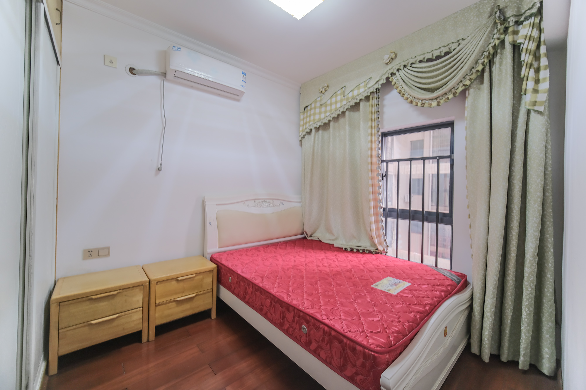 花样年华  3室2厅1卫    56.0万 花样年华  3室2厅1卫    56.0万卧室