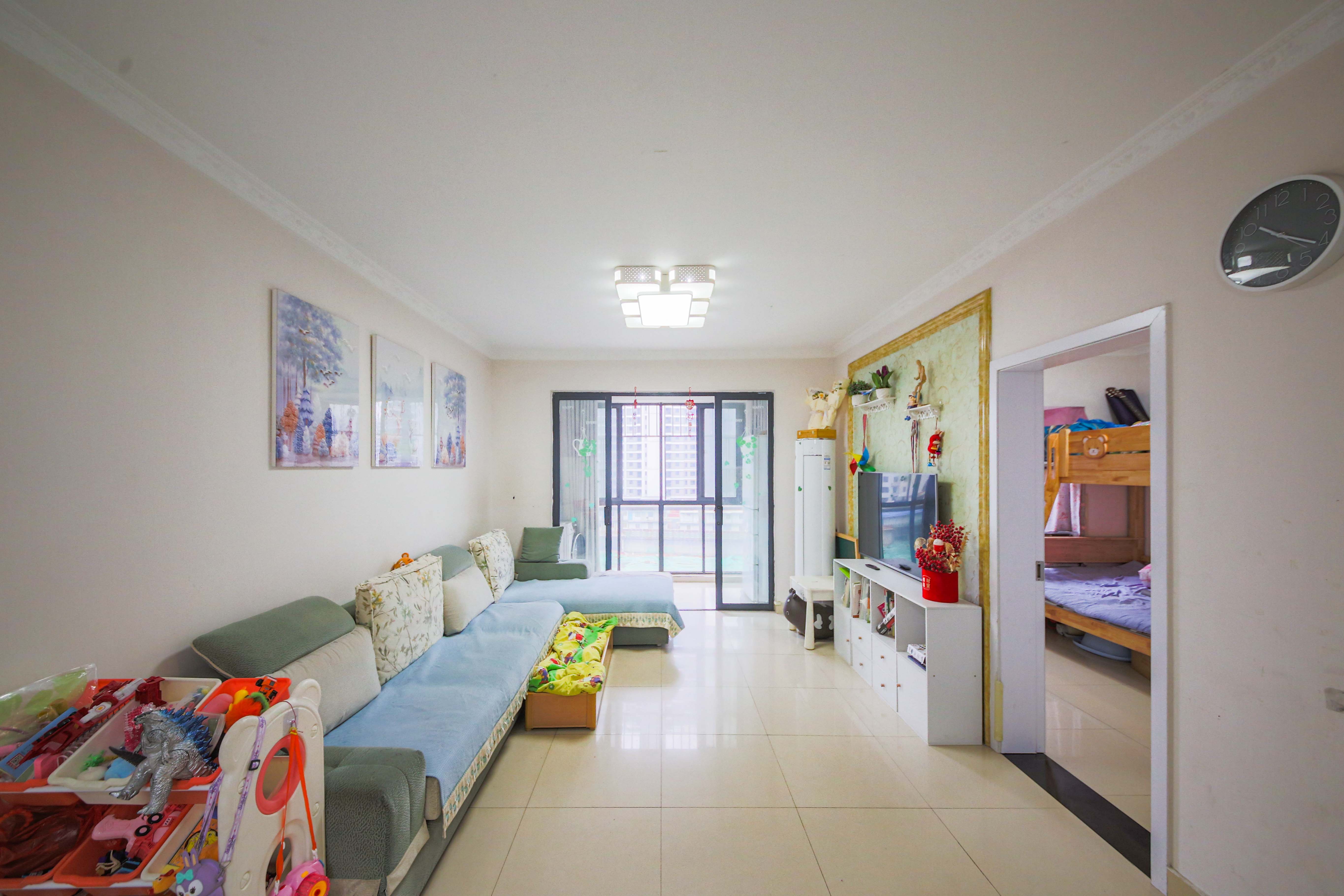 钱隆学府一、二期  3室2厅1卫    75.0万客厅