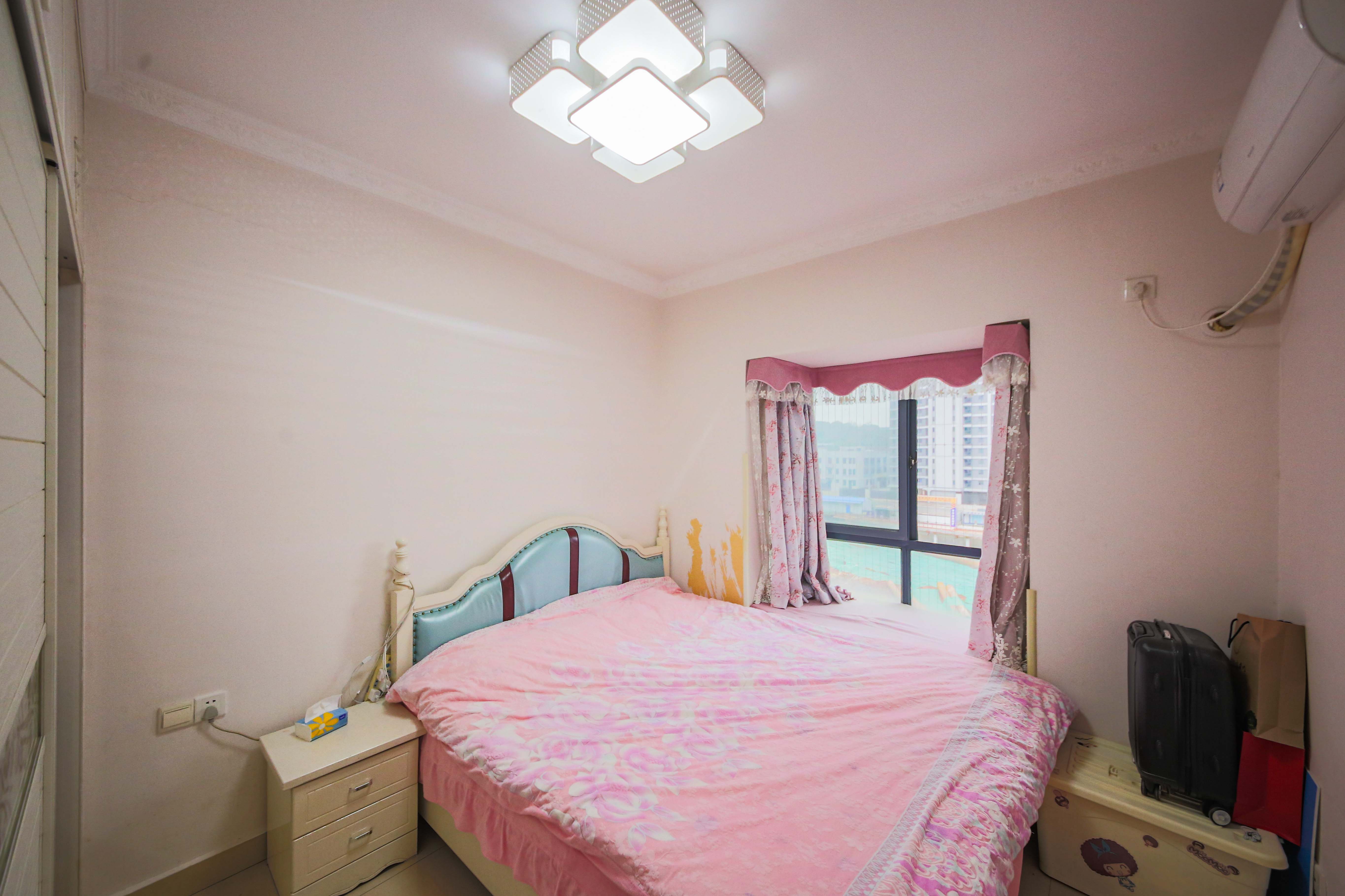 钱隆学府一、二期  3室2厅1卫    75.0万卧室