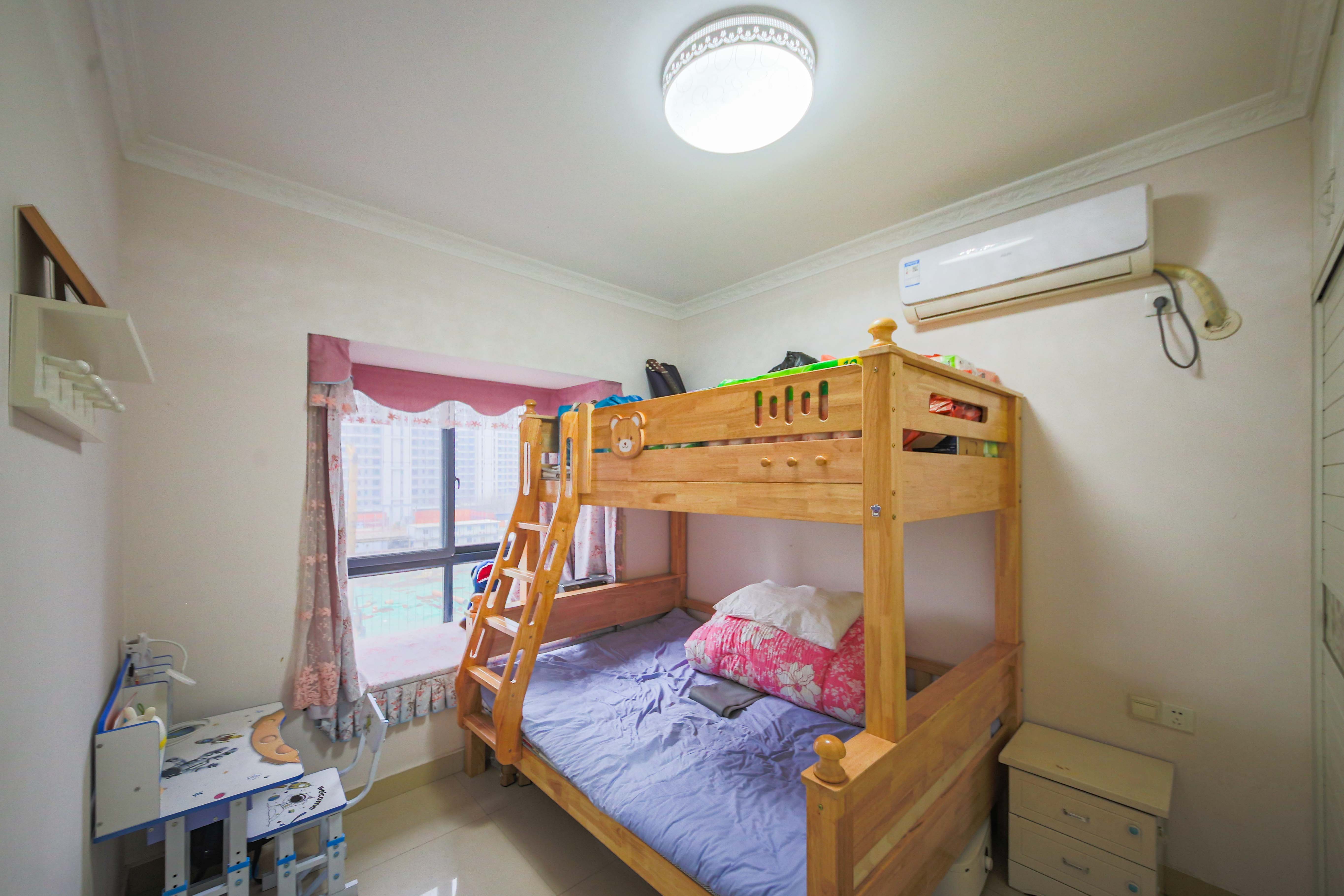 钱隆学府一、二期  3室2厅1卫    75.0万卧室