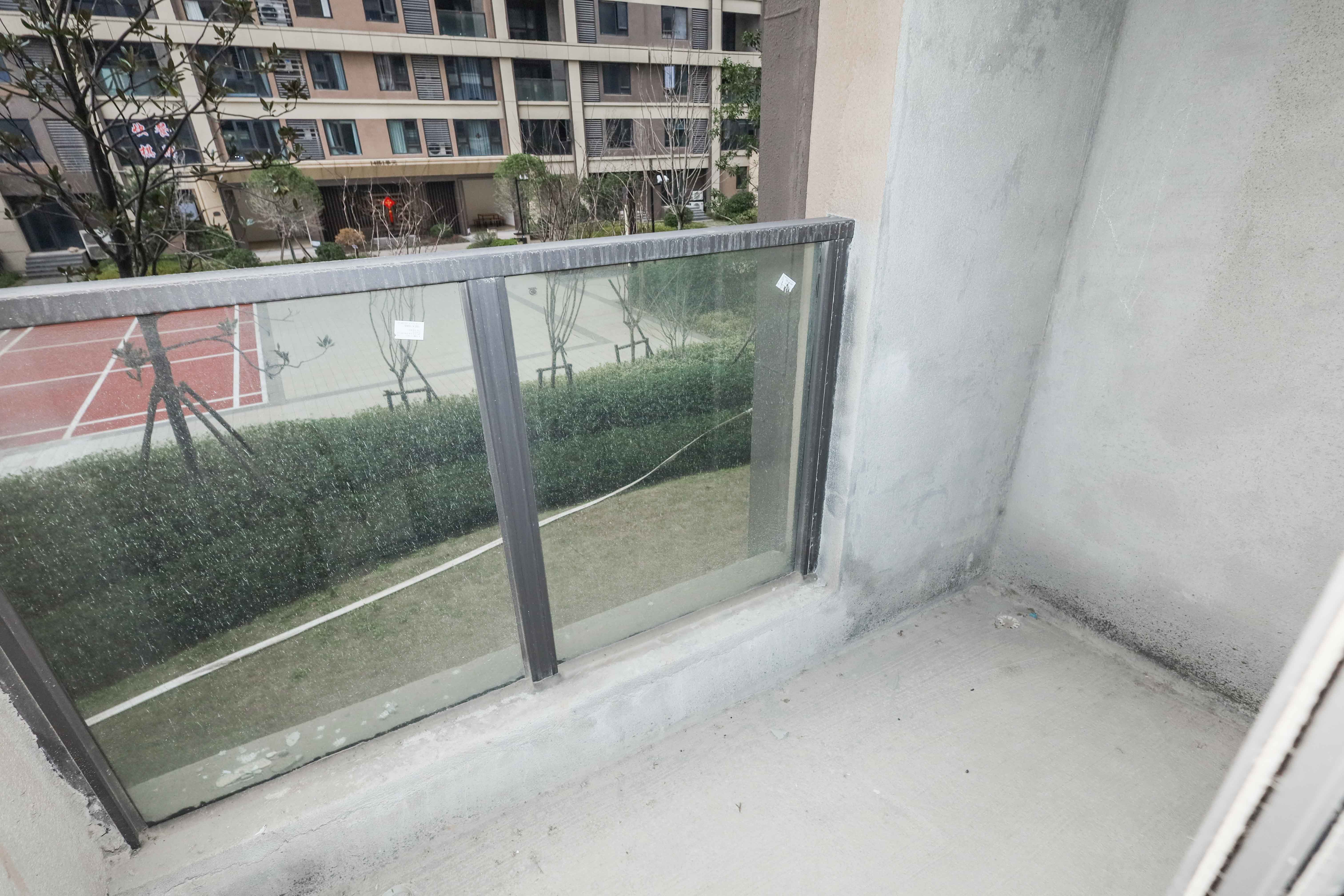汉唐世家二期  4室2厅2卫   125.00万阳台