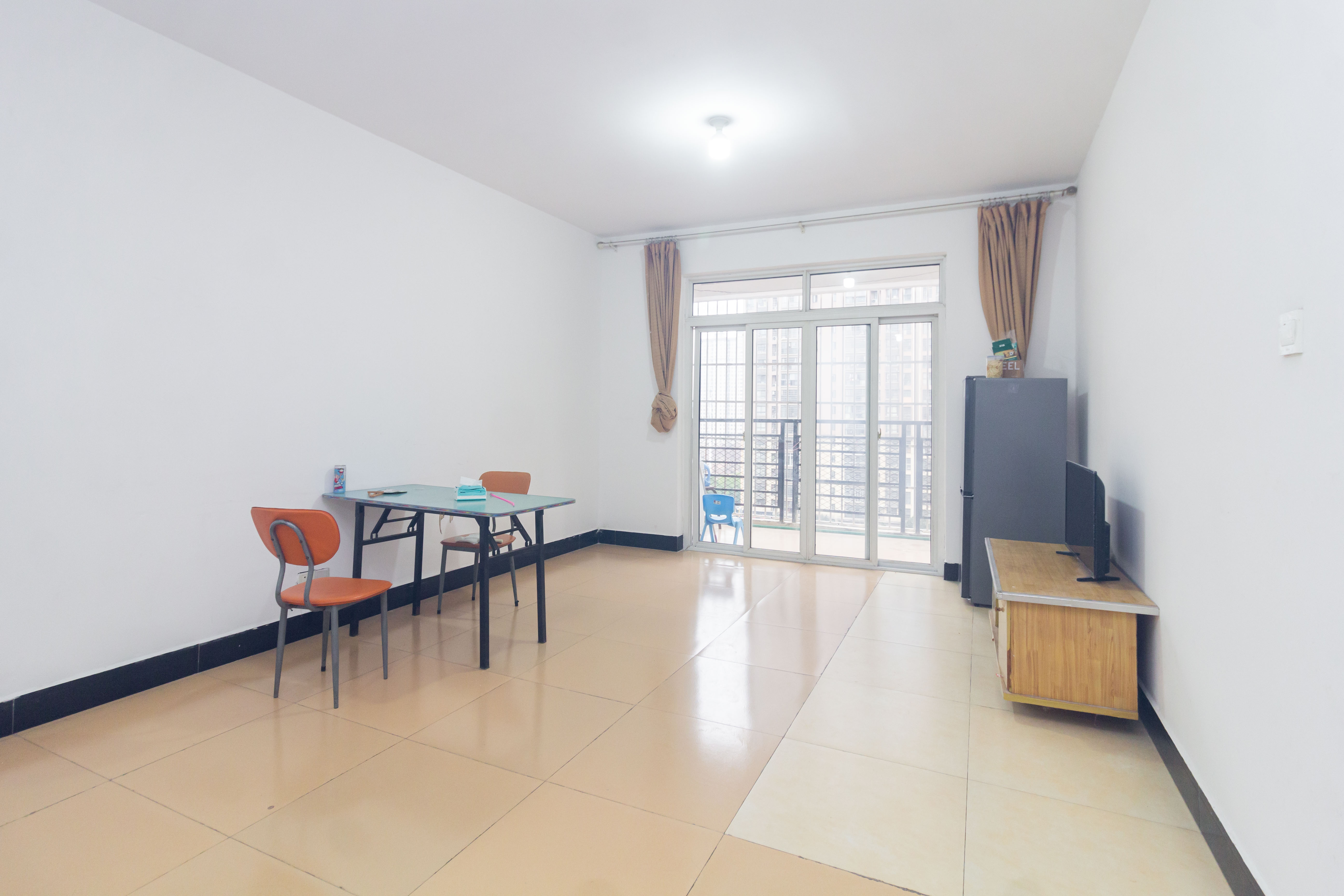 圣力华苑 2室2厅1卫 45.0万 圣力华苑 2室2厅1卫 45.0万客厅