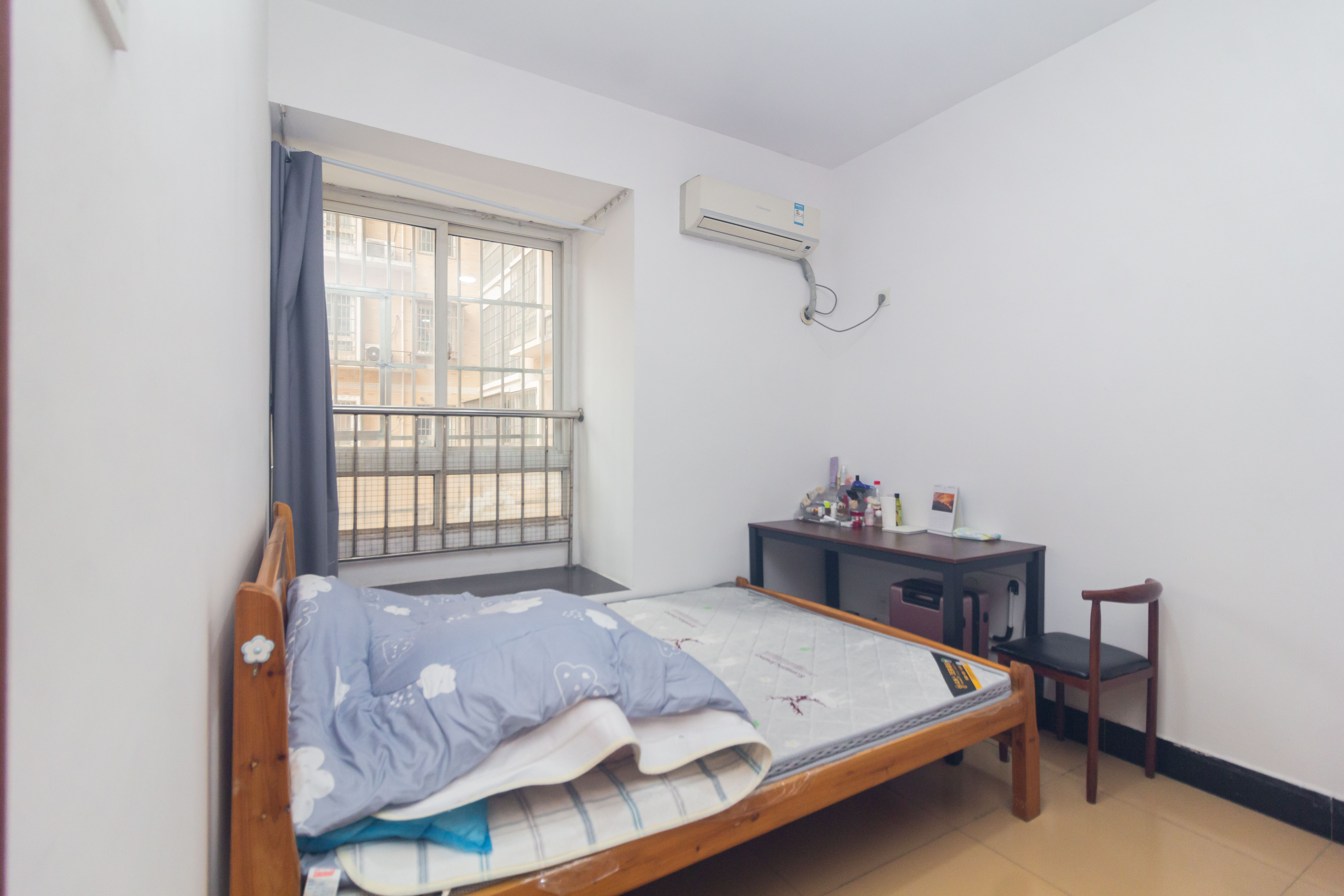 圣力华苑 2室2厅1卫 45.0万 圣力华苑 2室2厅1卫 45.0万卧室