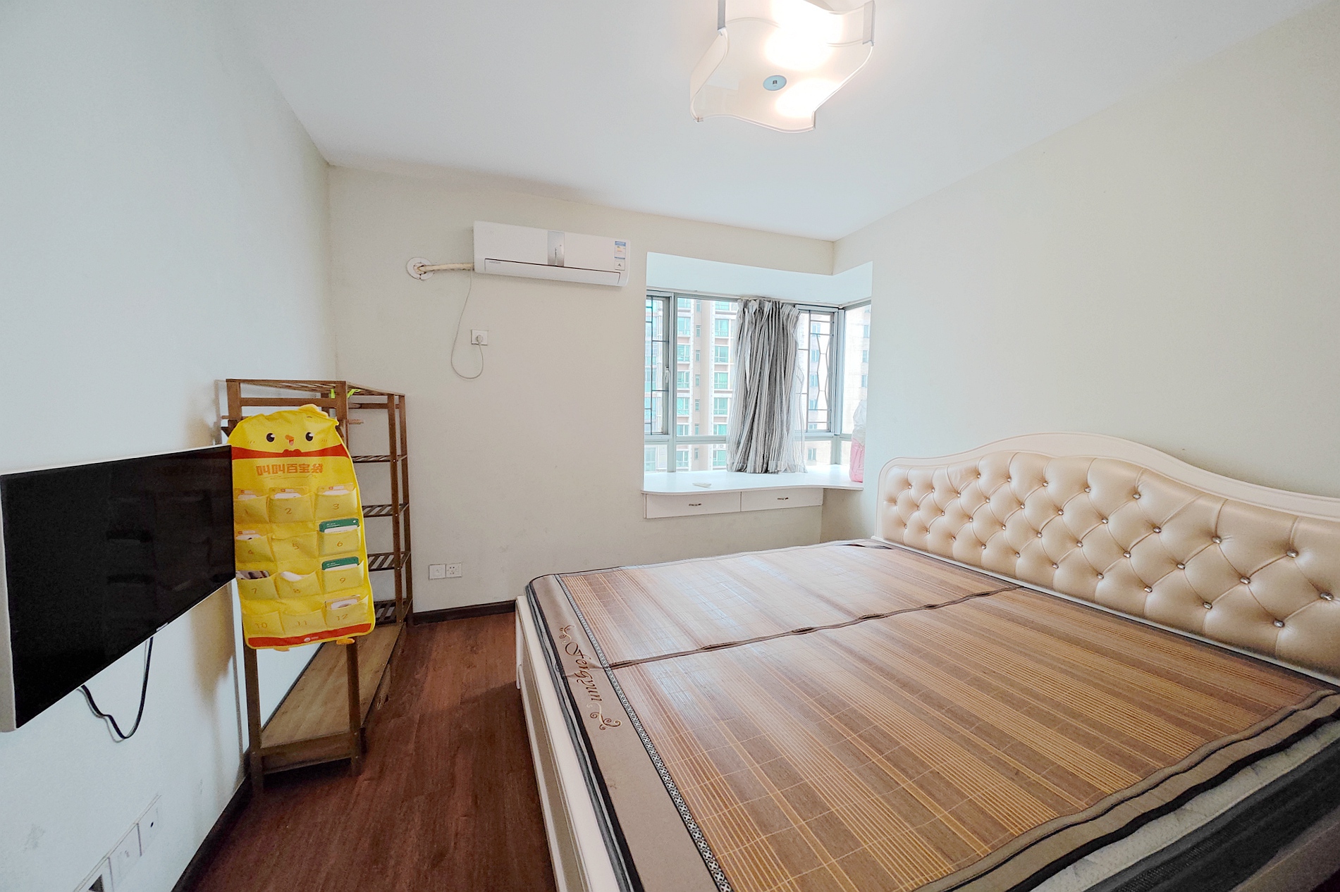 新城新世界一二三期  3室2厅1卫    95.0万 新城新世界一二三期  3室2厅1卫    95.0万卧室