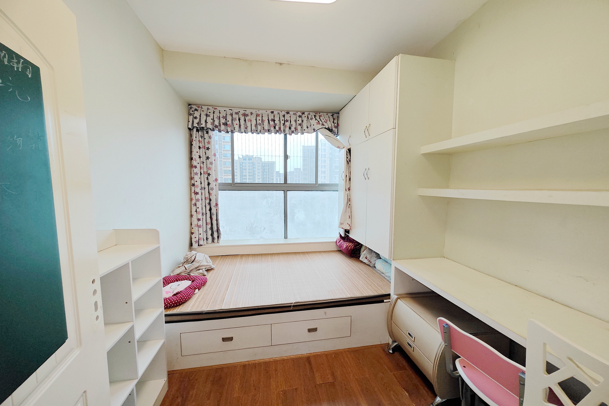 新城新世界一二三期  3室2厅1卫    95.0万 新城新世界一二三期  3室2厅1卫    95.0万卧室