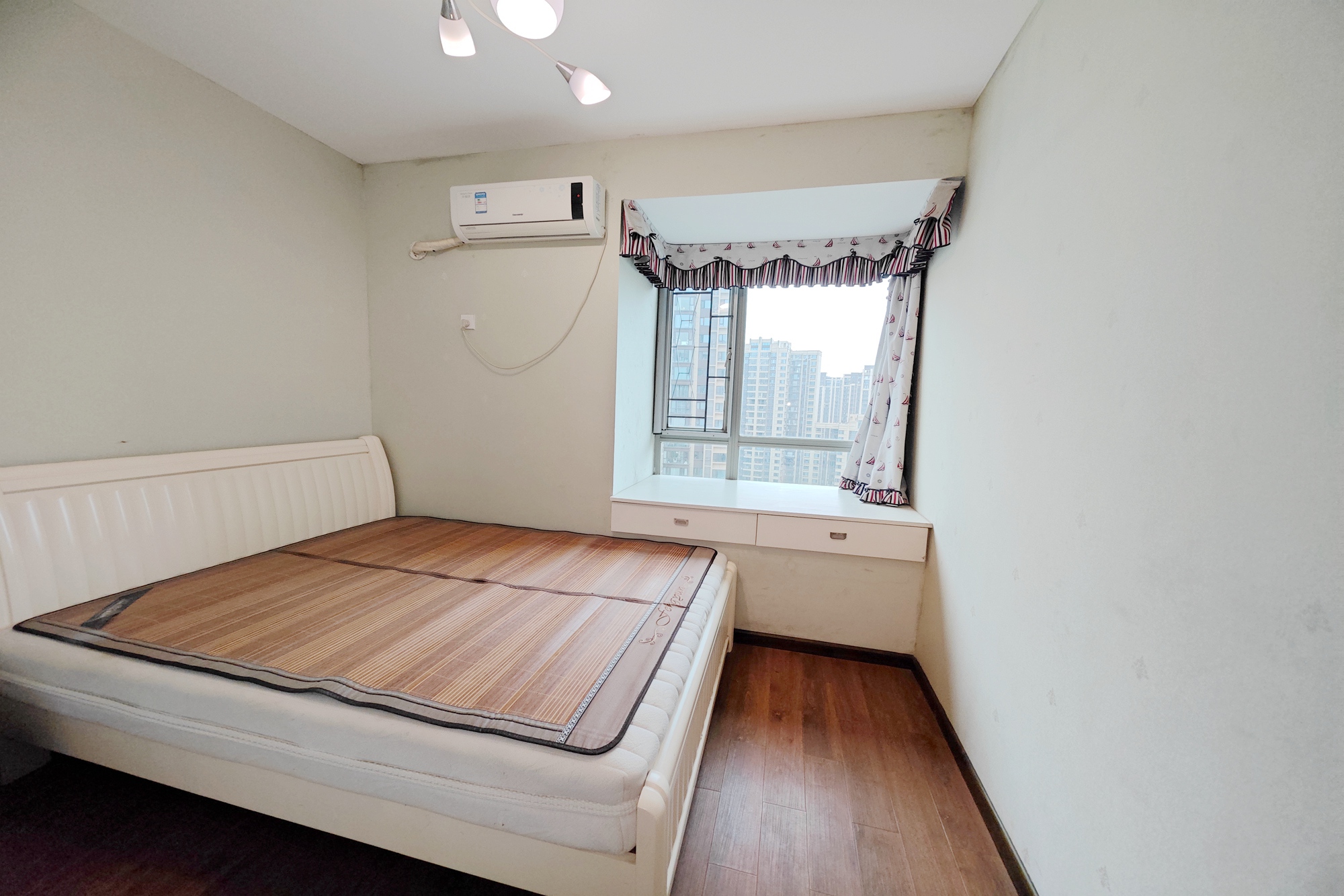 新城新世界一二三期  3室2厅1卫    95.0万 新城新世界一二三期  3室2厅1卫    95.0万卧室