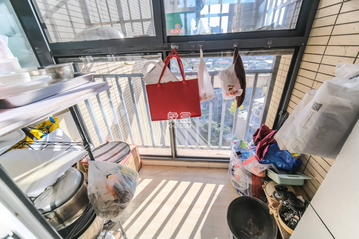 山水湾 3室2厅1卫 58.0万 山水湾 3室2厅1卫 58.0万阳台