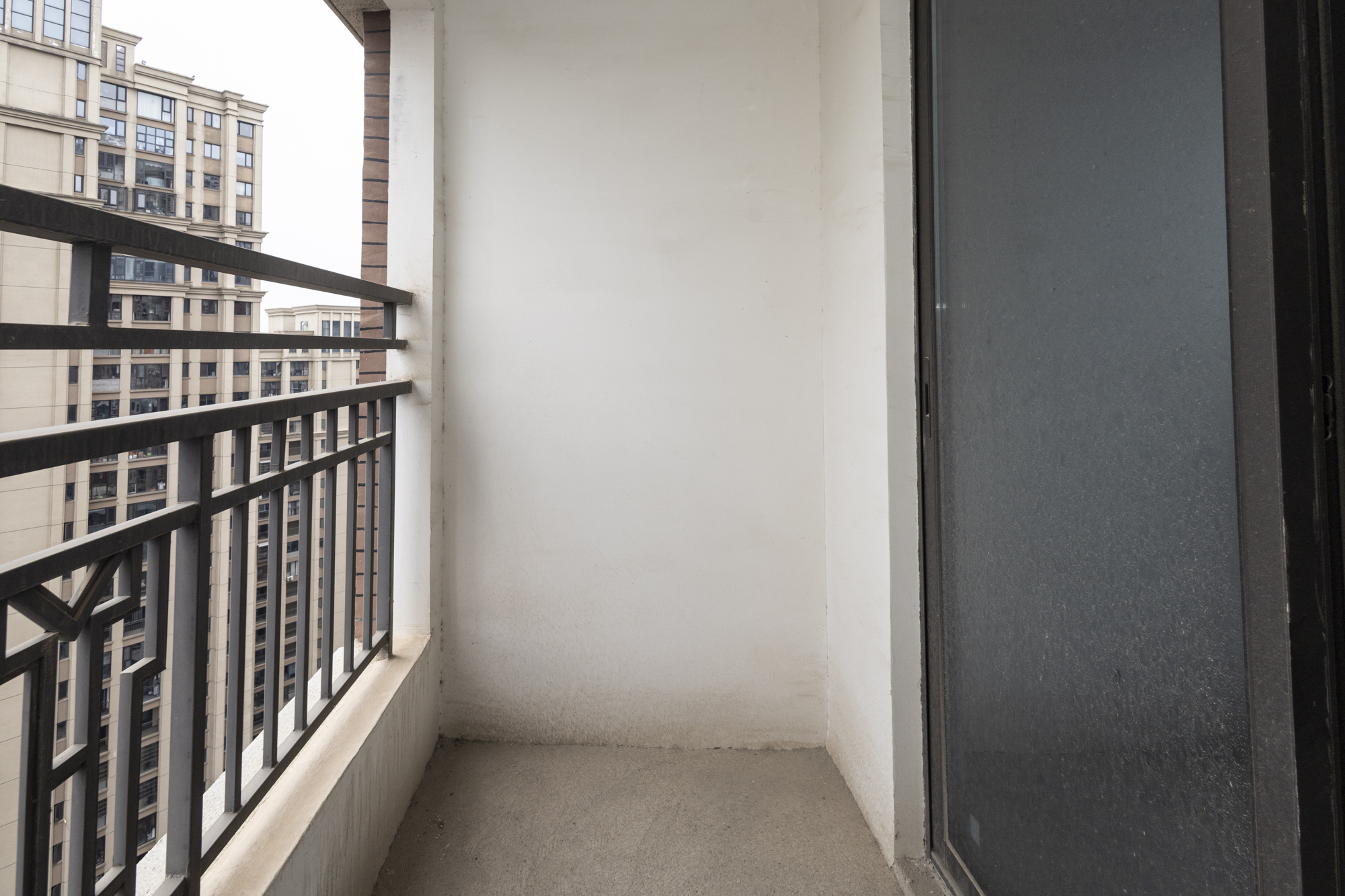 绿地海外滩一期  2室2厅1卫    37.0万 绿地海外滩一期  2室2厅1卫    37.0万阳台