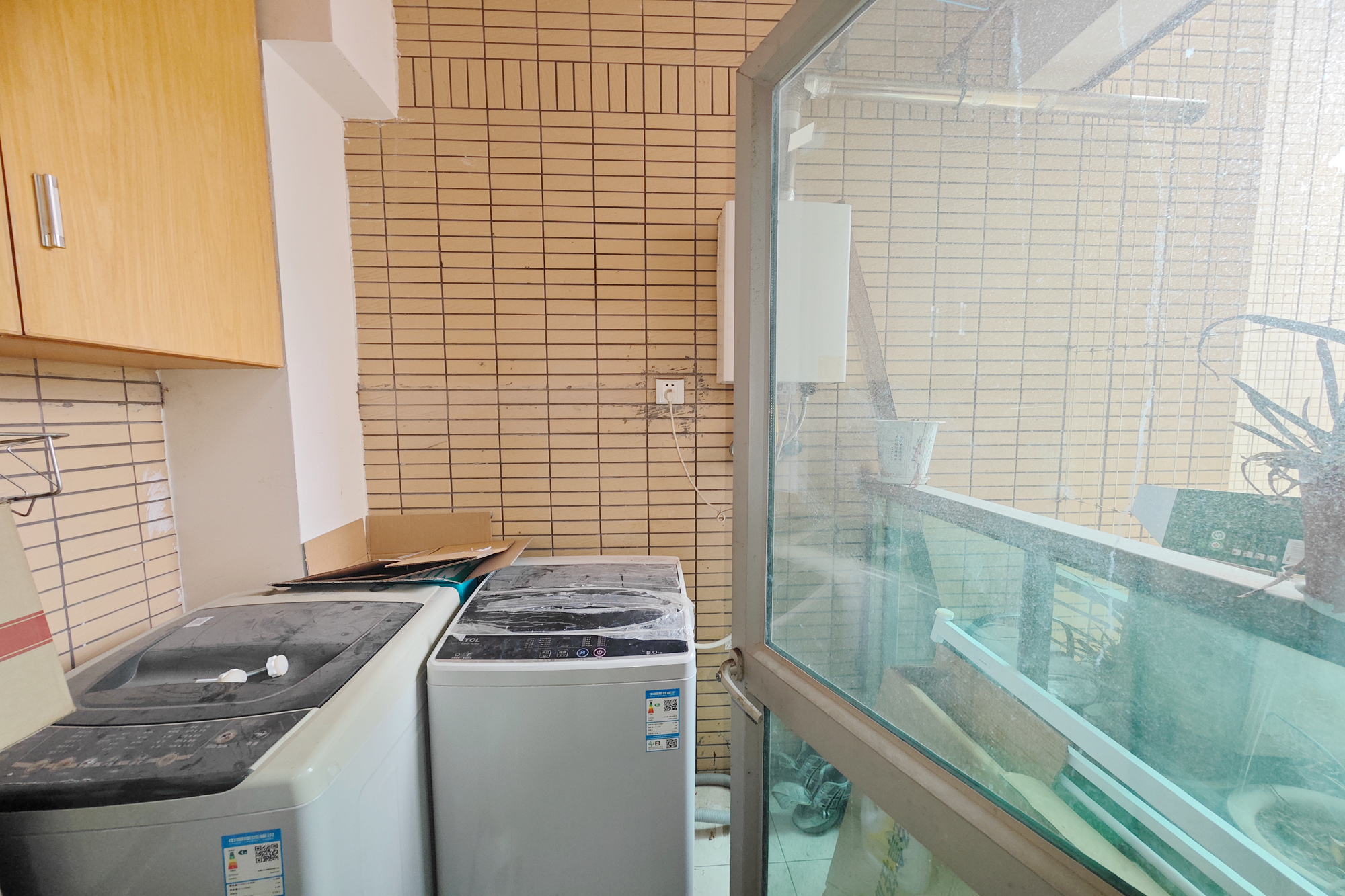 新城新世界一二三期  2室2厅1卫   85.00万阳台