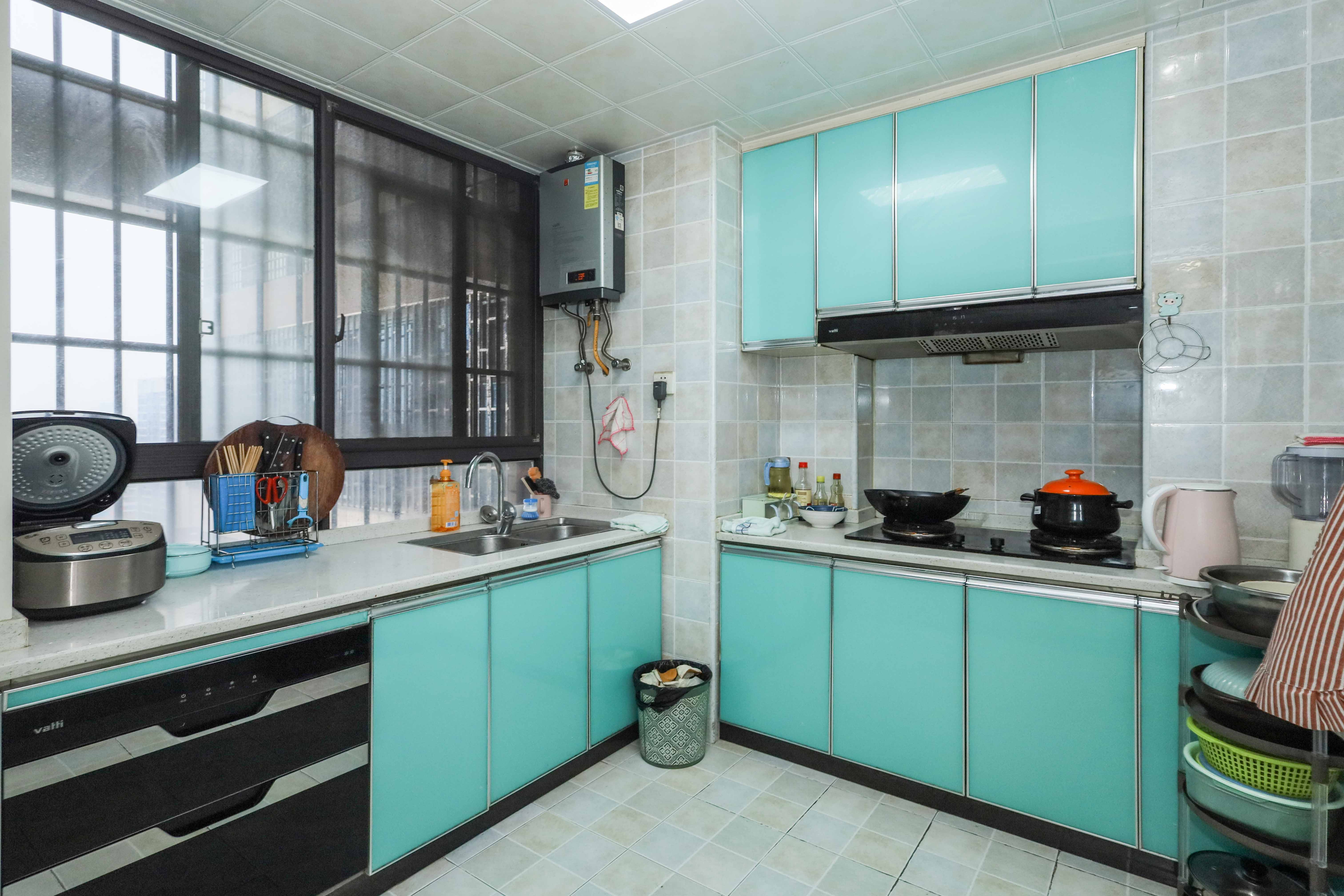 麓谷星辰  3室2厅2卫    88.0万 麓谷星辰  3室2厅2卫    88.0万厨房