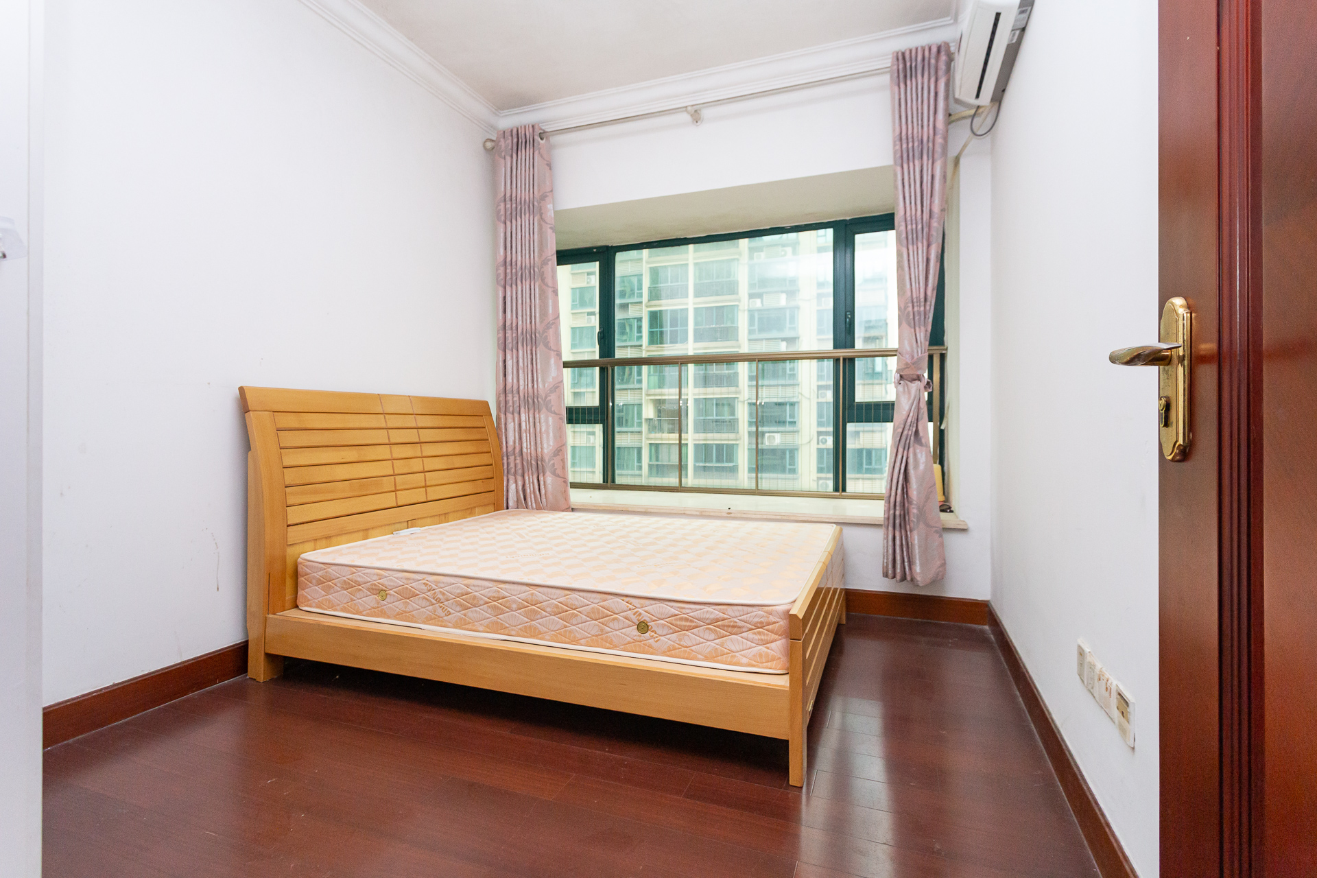 恒大名都 3室2厅1卫 57.8万 恒大名都 3室2厅1卫 57.8万卧室