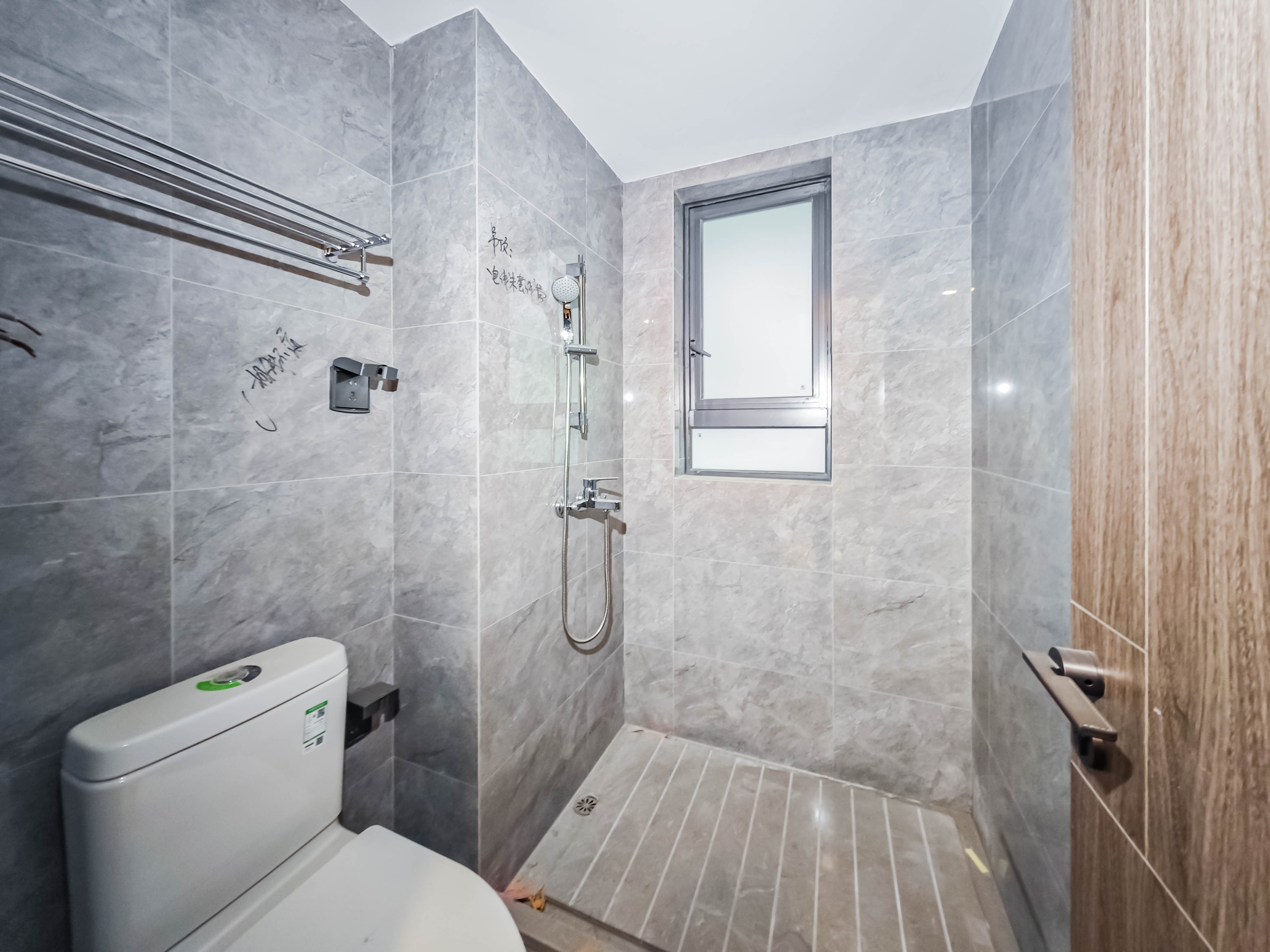 轨道万科悦府  4室2厅2卫    185.0万 轨道万科悦府  4室2厅2卫    185.0万卫生间