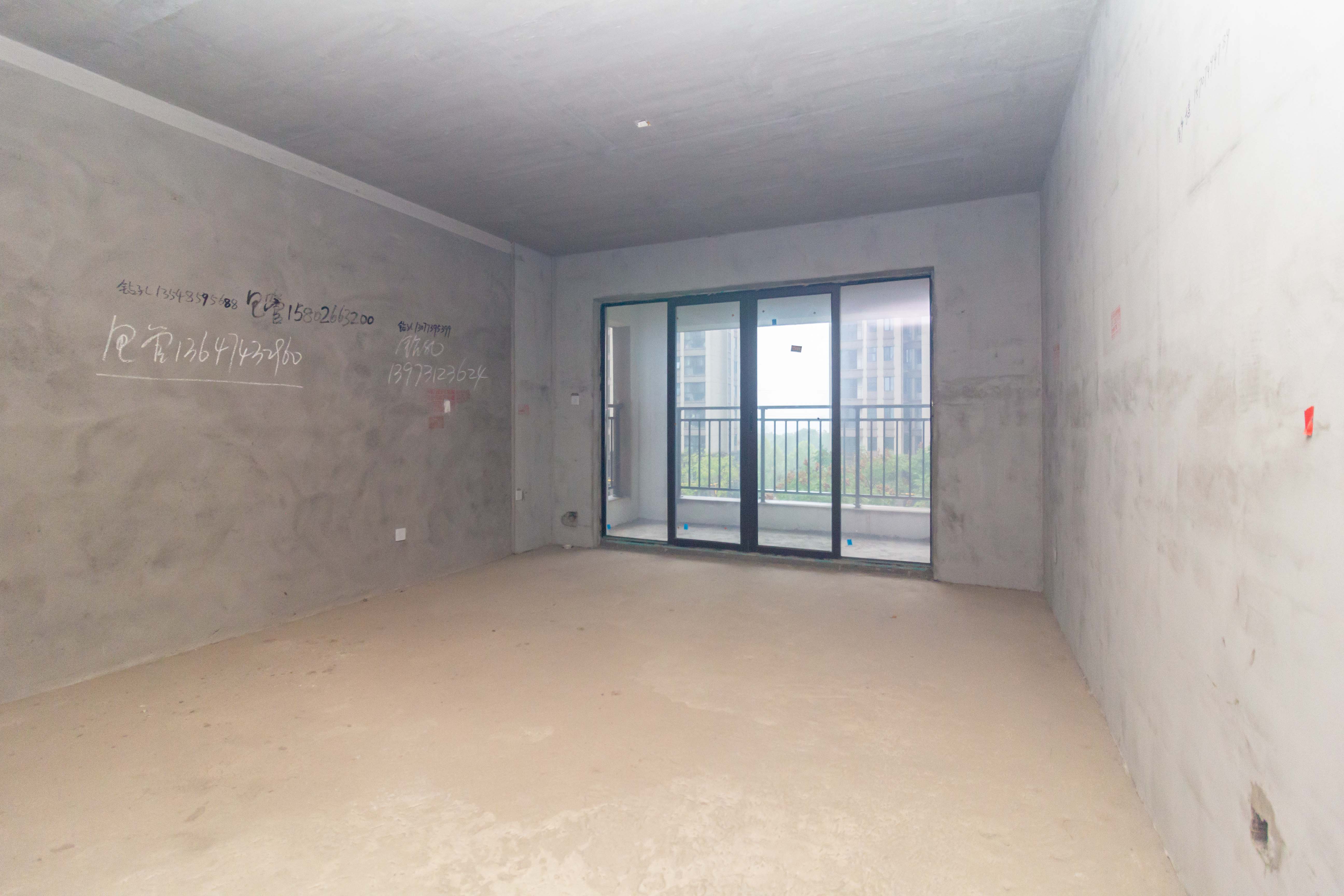 金广星苑  4室2厅2卫    93.0万客厅